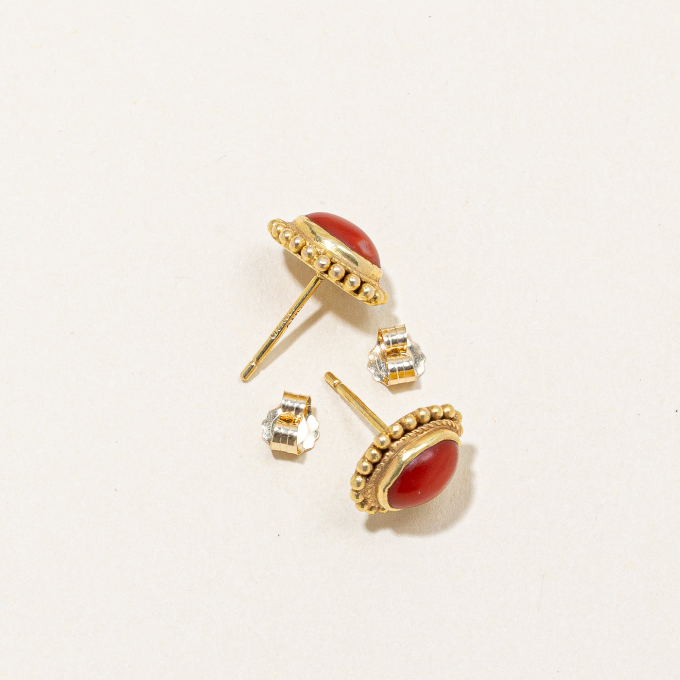 Boucles d'oreilles puces en corail | 1,20 ct | 