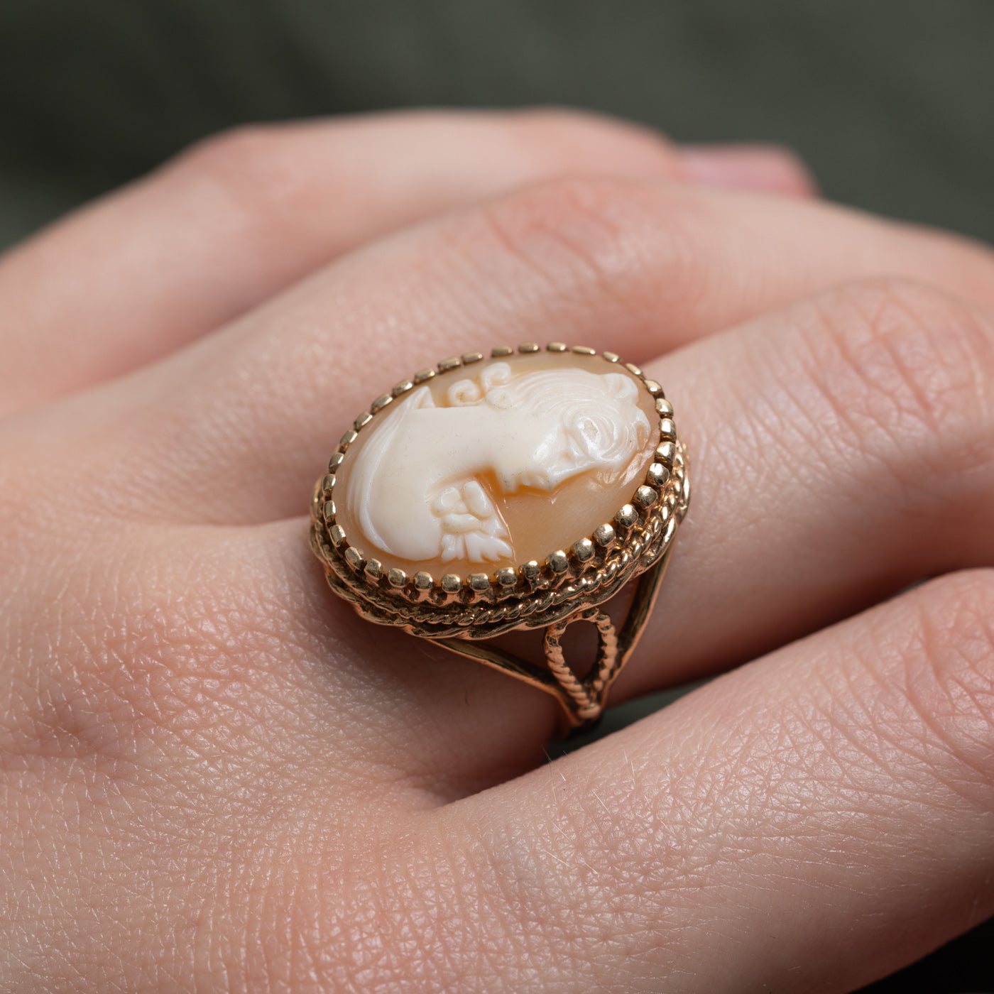 10k Shell Cameo Ornate Cocktail Ring | 7.00ct | SZ 5.5