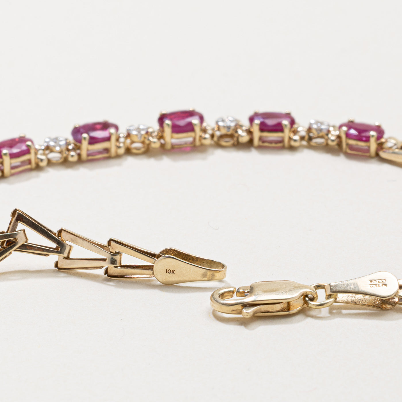 Bracelet géométrique rubis et diamants | 1,00 ct, 0,02 ct | 17,8 cm
