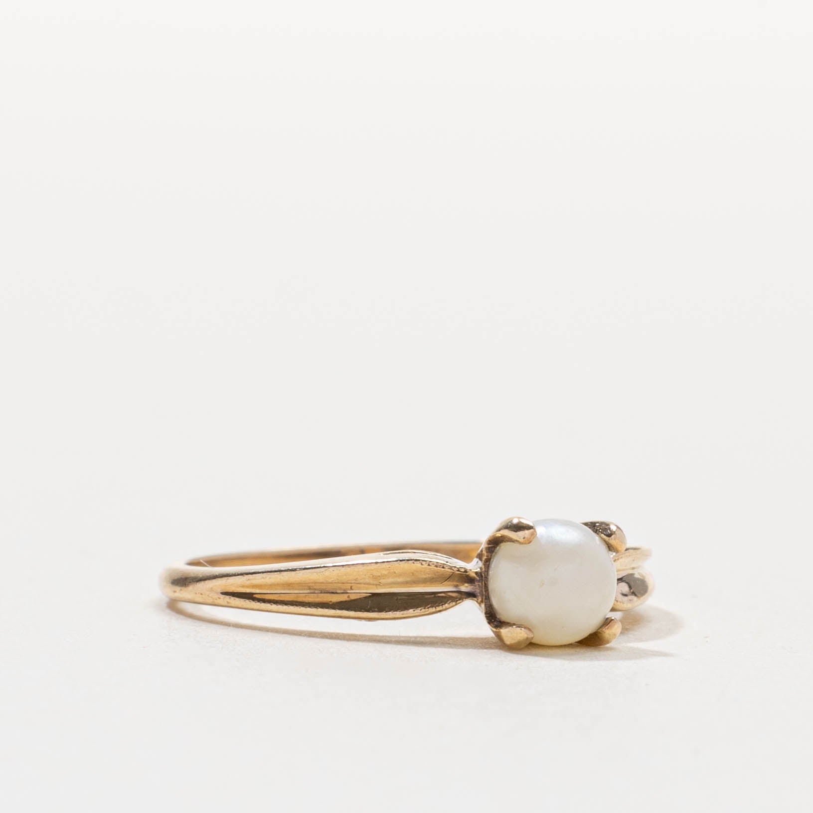 10k Pearl Grooved Petite Ring | SZ 6.25