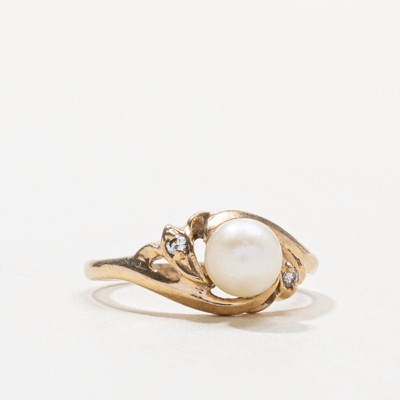 10k Pearl & Diamond Accented Grooved Ring | SZ 4.75