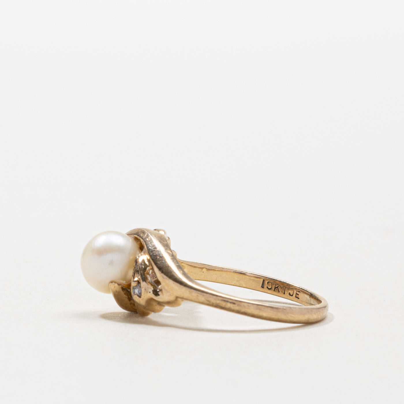 10k Pearl & Diamond Accented Grooved Ring | SZ 4.75