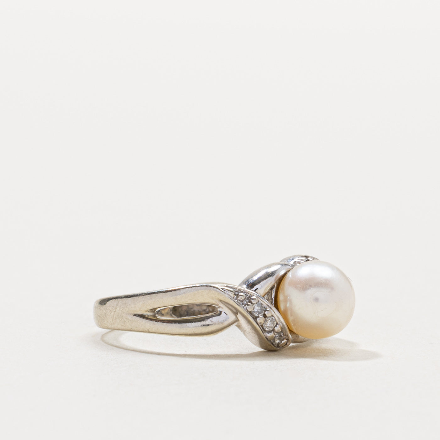 10k Pearl & Diamond Accented Crossover Ring | SZ 4