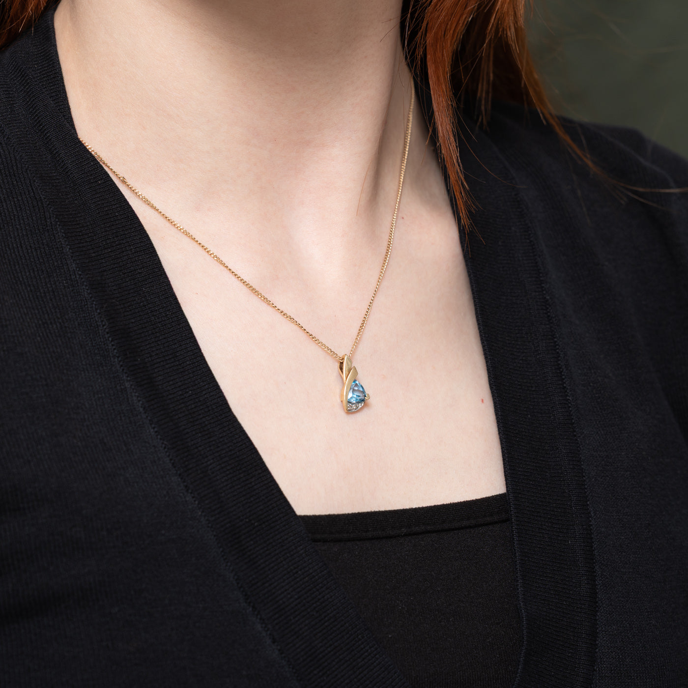 Pendentif en topaze bleue taille trillion et diamants