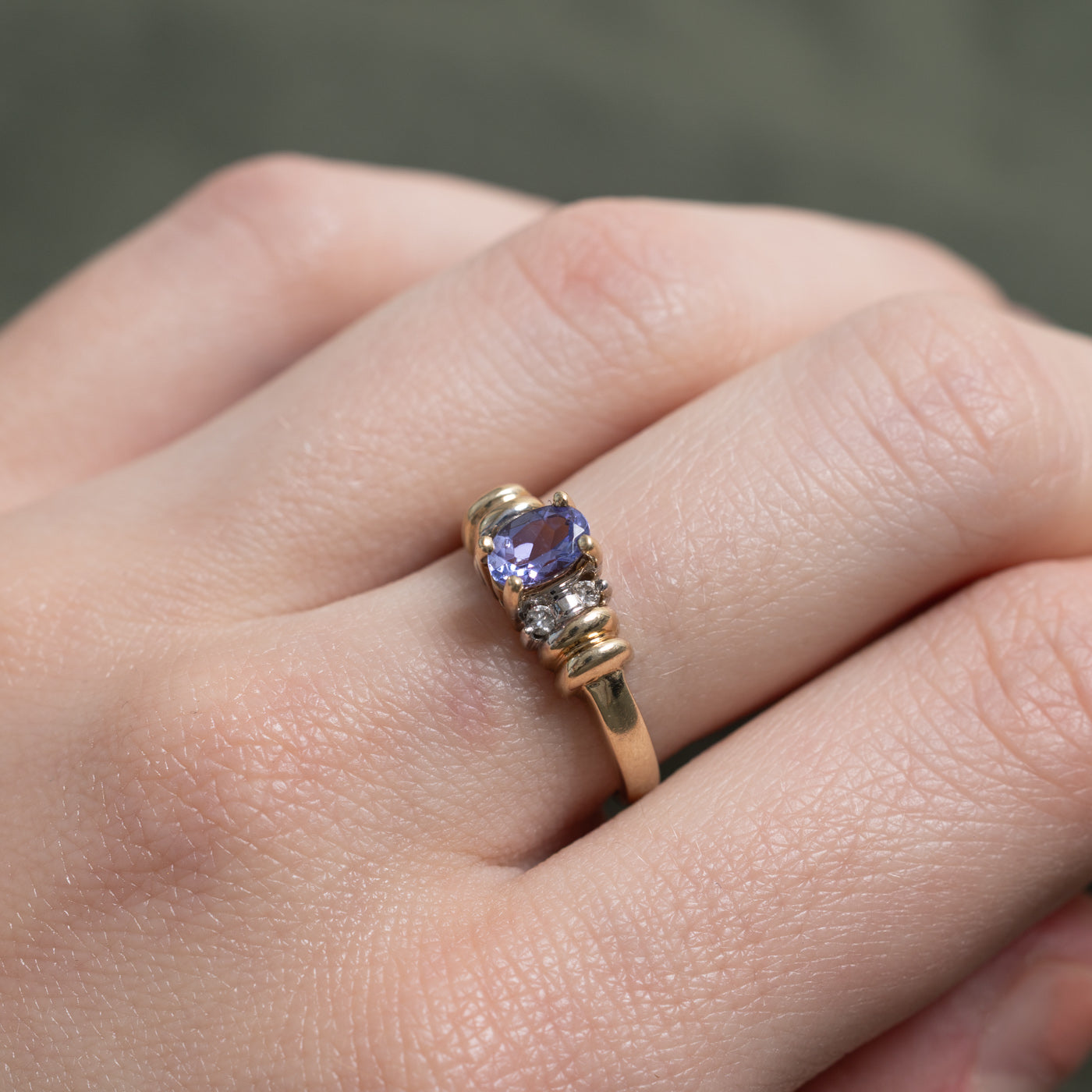 Oval Cut Tanzanite & Diamond Grooved Ring | 0.4ct, 0.04ctw | SZ 6.25 |