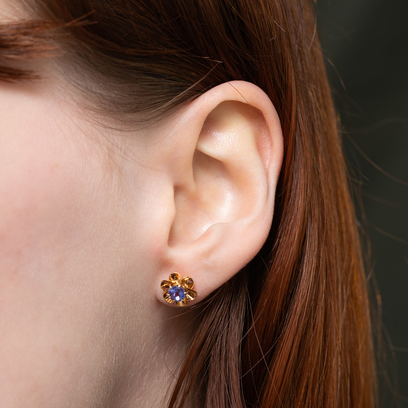 Boucles d'oreilles puces florales en tanzanite | 0,8 ct
