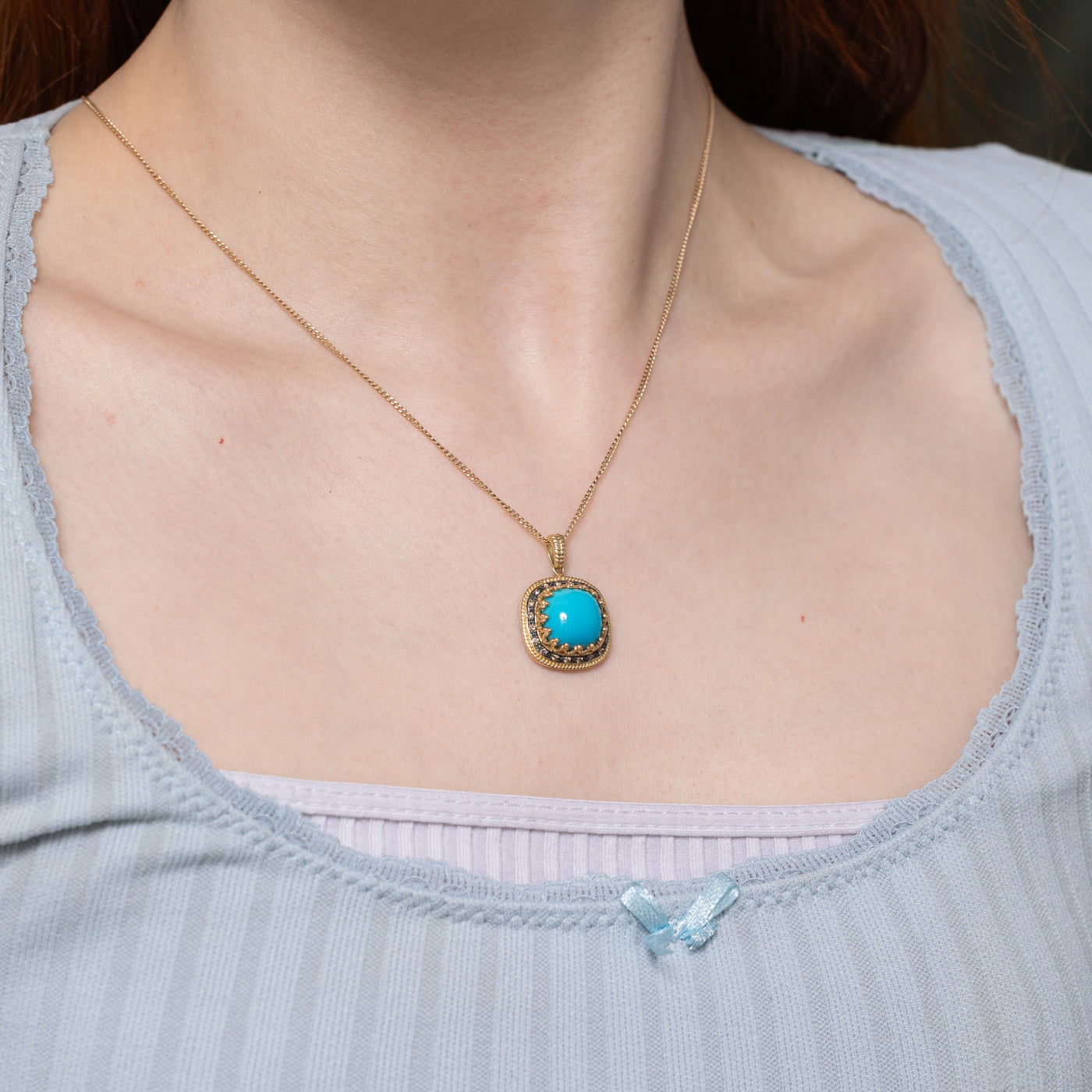 Pendentif halo orné de turquoise et de diamants | 6,0 ct, 0,12 ct au total |
