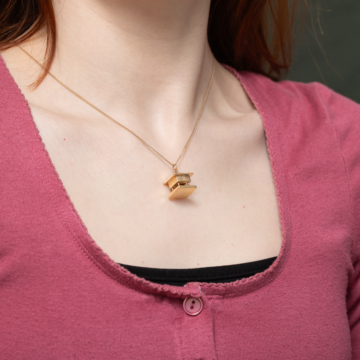 Breloque en or jaune 16 carats représentant une maison sur pilotis