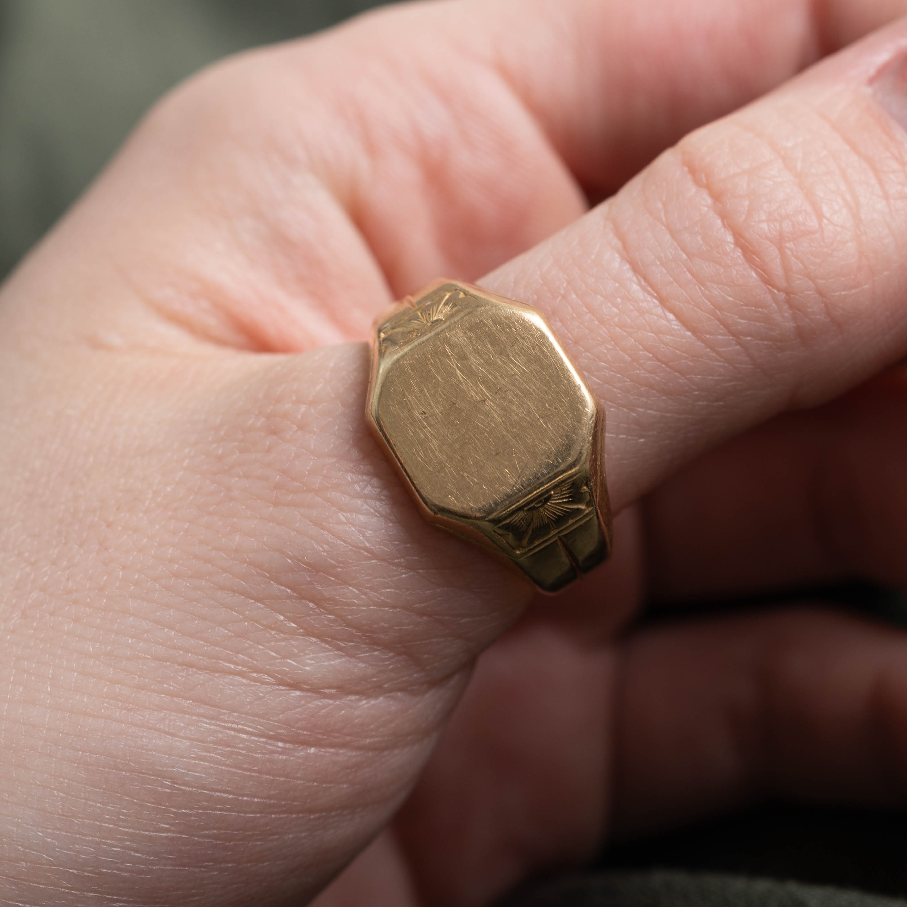 14k Flower Engraved Signet Ring | SZ 8.75