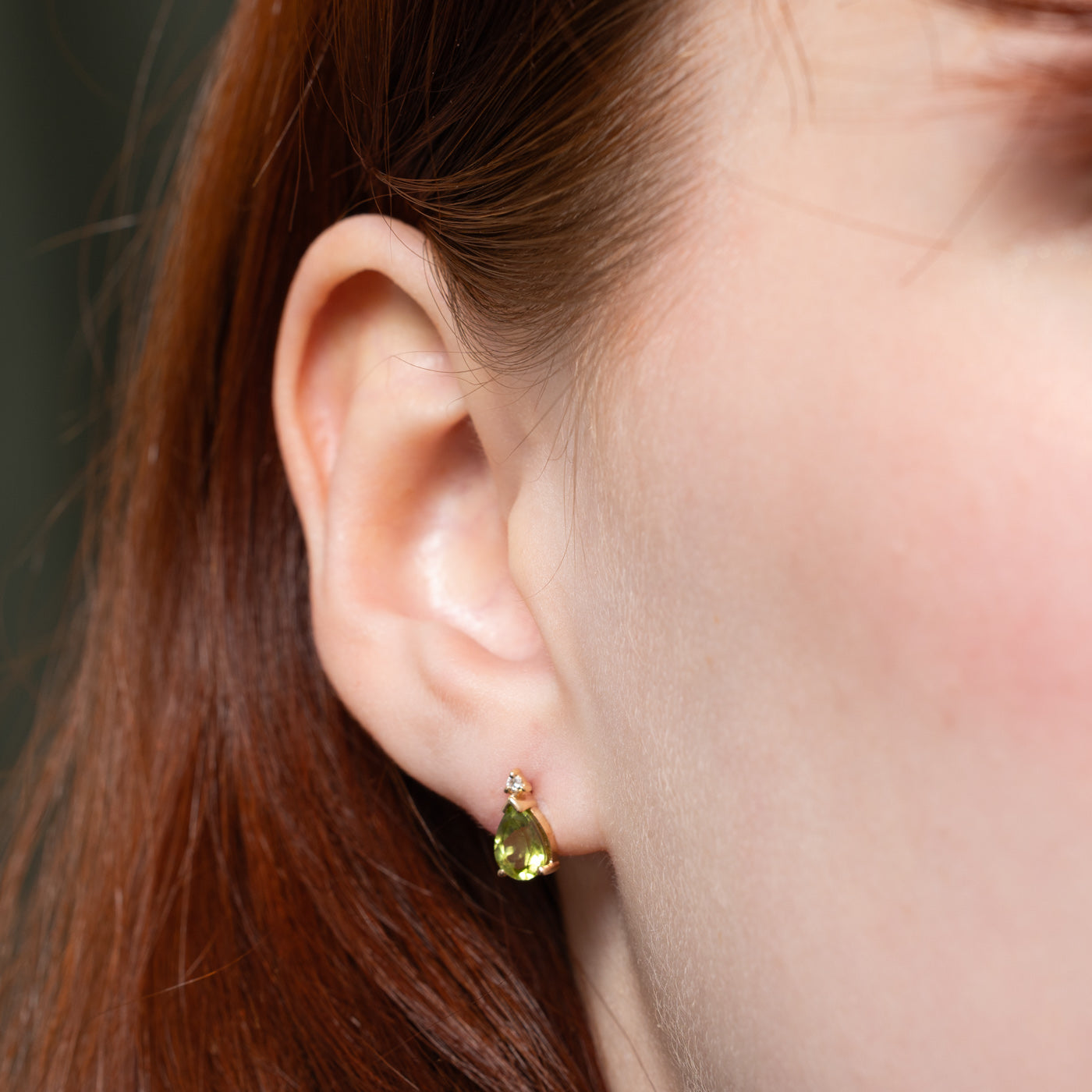 Boucles d'oreilles puces en péridot taille poire et diamants | 1,60 ct, 0,02 ct