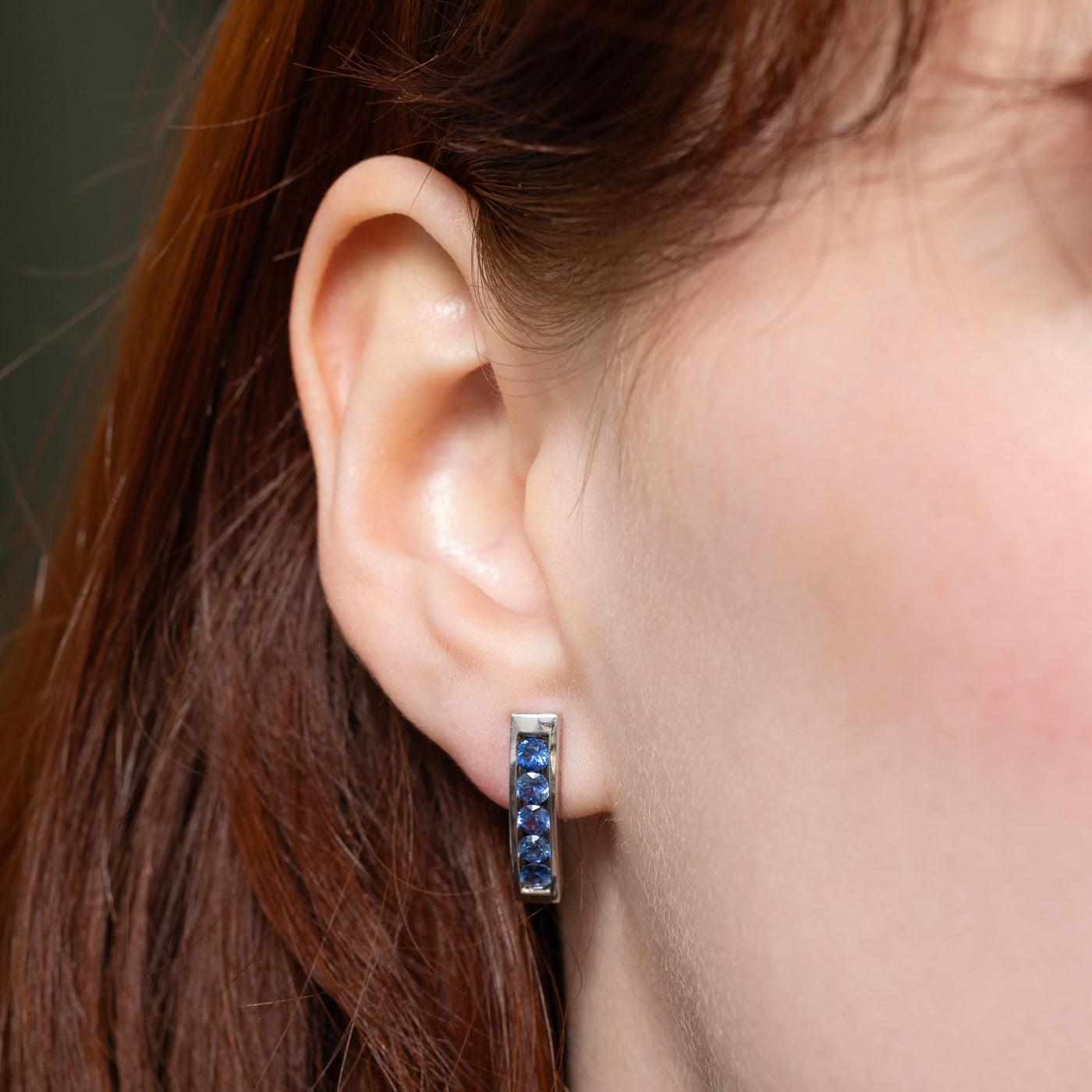 Boucles d'oreilles saphir serties en canal 18 carats | 1,20 ct