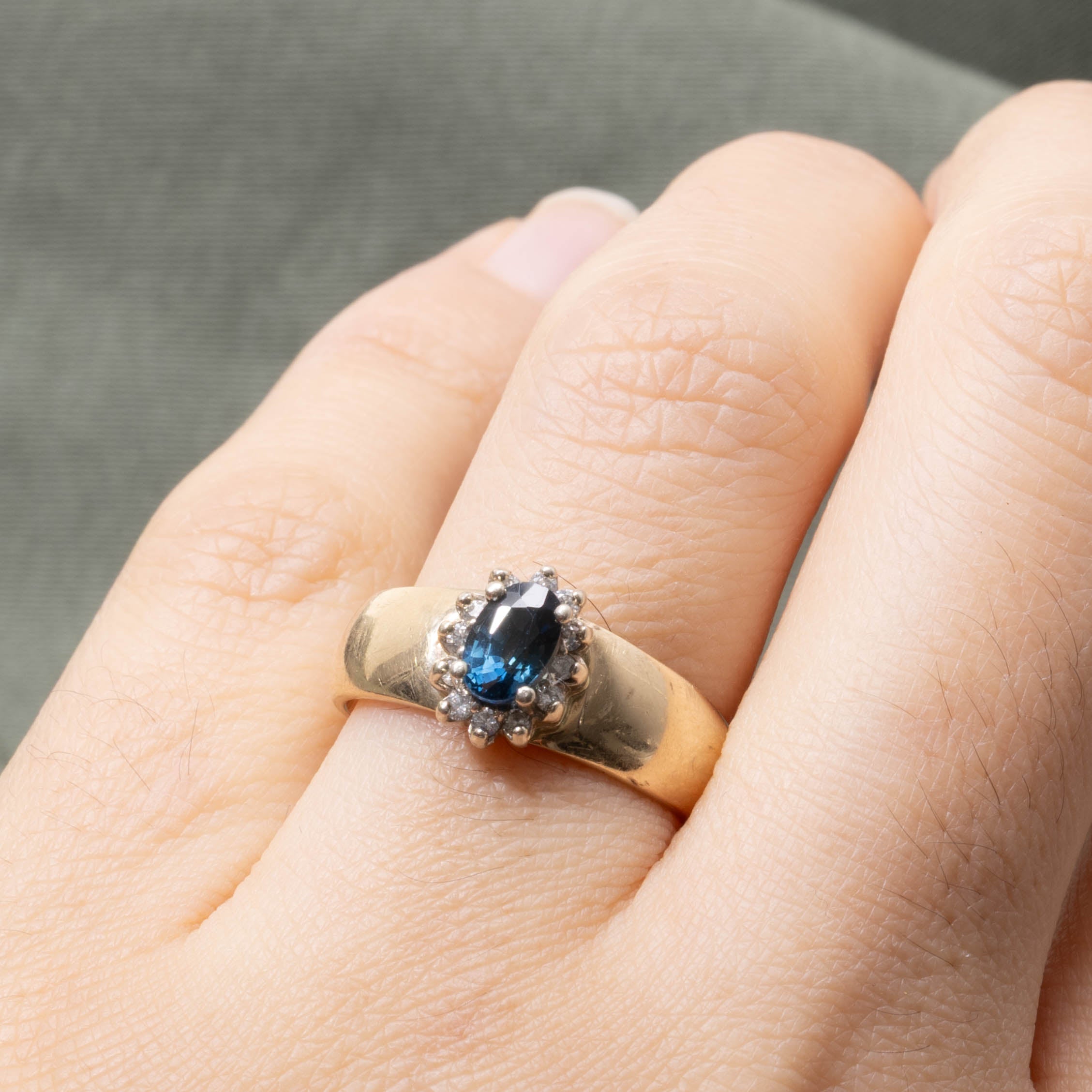 14k Oval Cut Sapphire & Diamond Petal Halo Ring | SZ 6.5