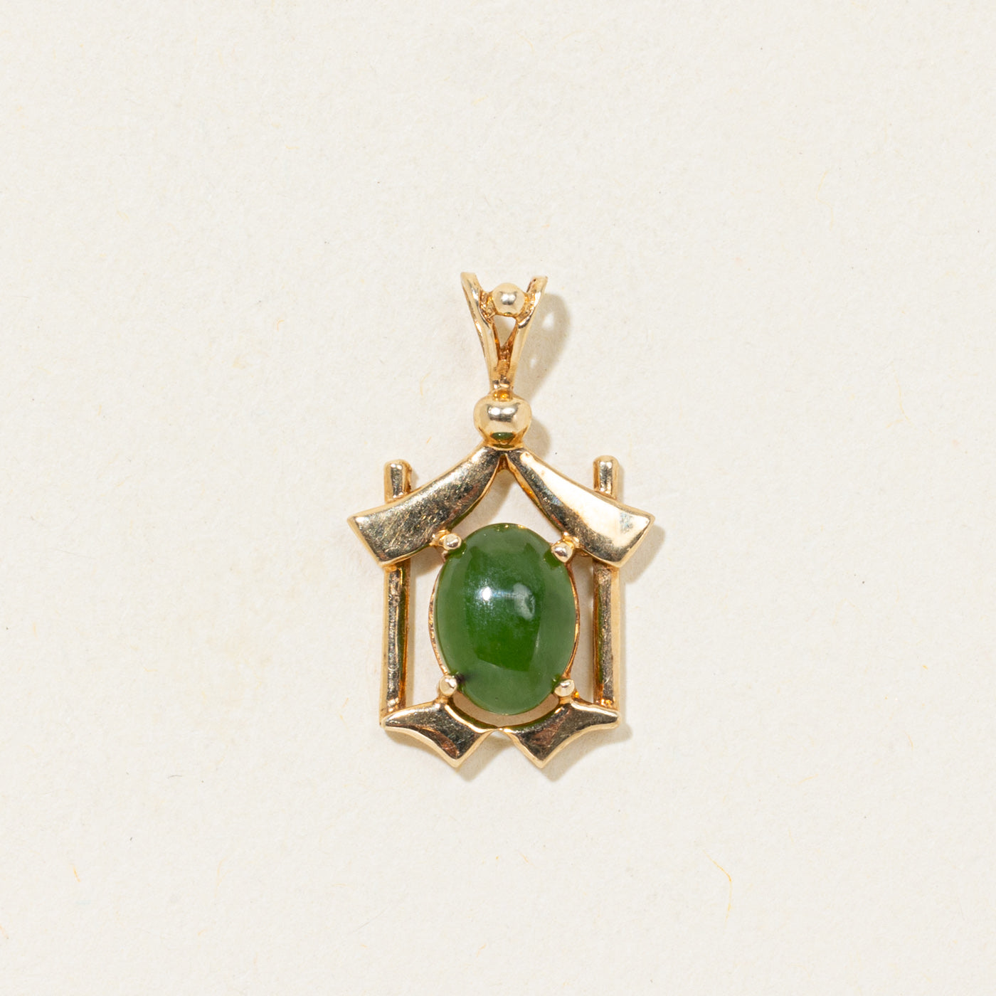 Pendentif pagode en jade néphrite