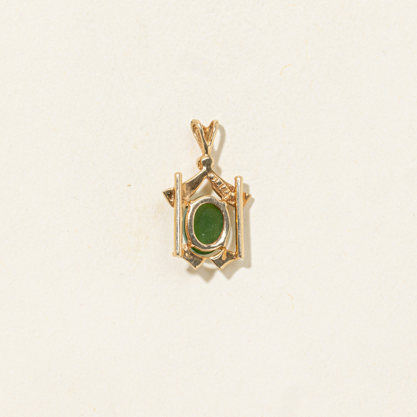 Pendentif pagode en jade néphrite