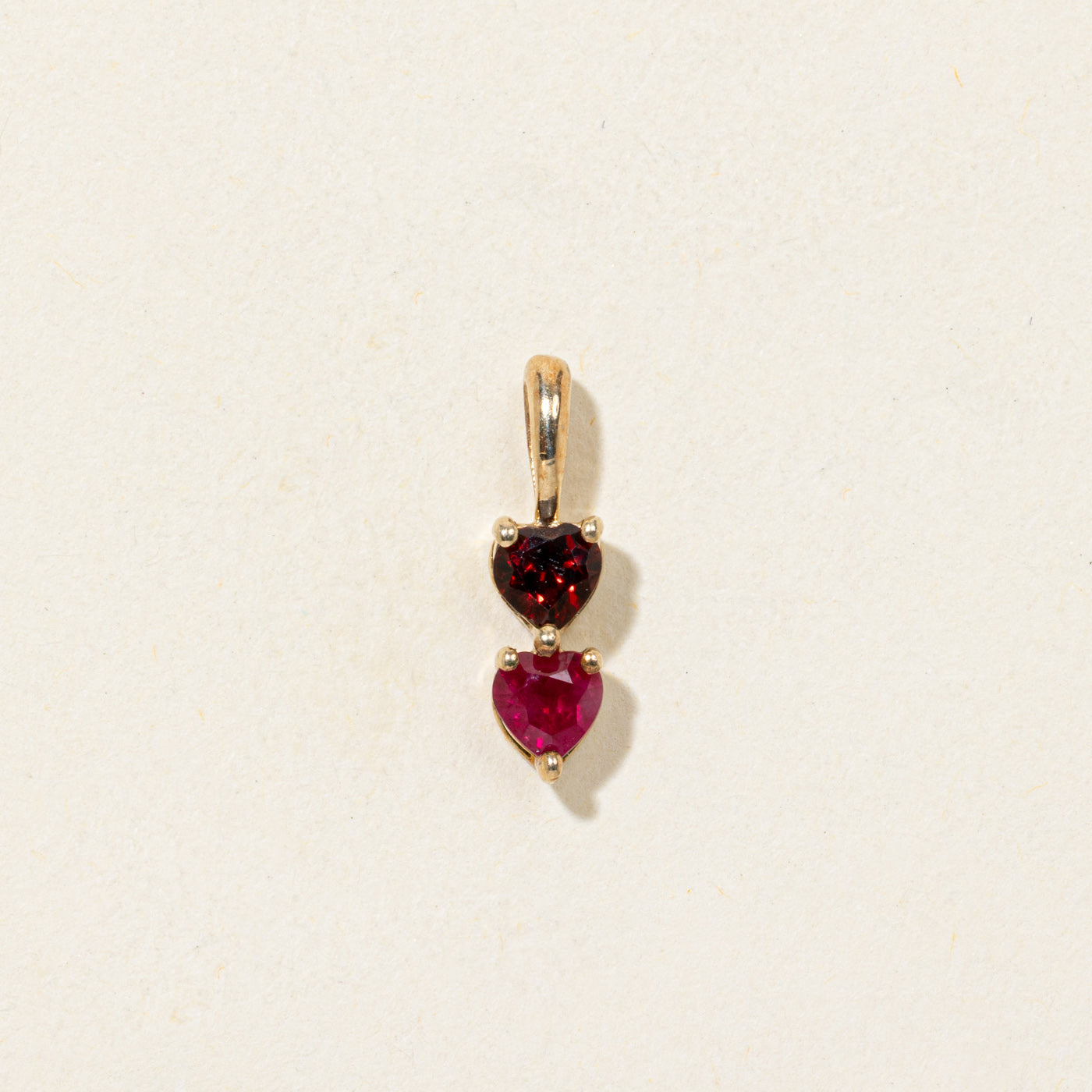 Pendentif deux pierres en forme de cœur, rubis synthétique et grenat.