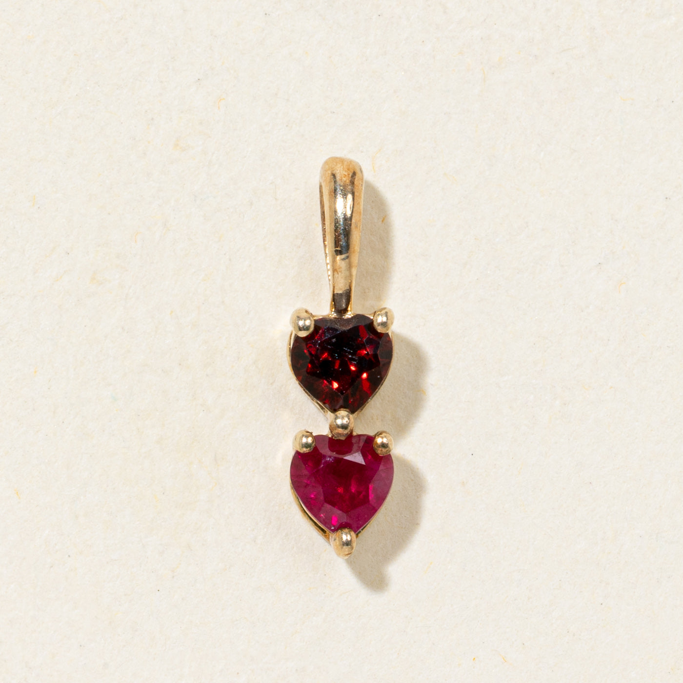 Pendentif deux pierres en forme de cœur, rubis synthétique et grenat.