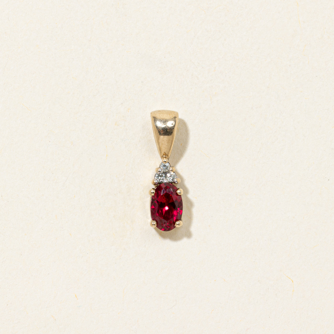 Pendentif en rubis synthétique et diamant