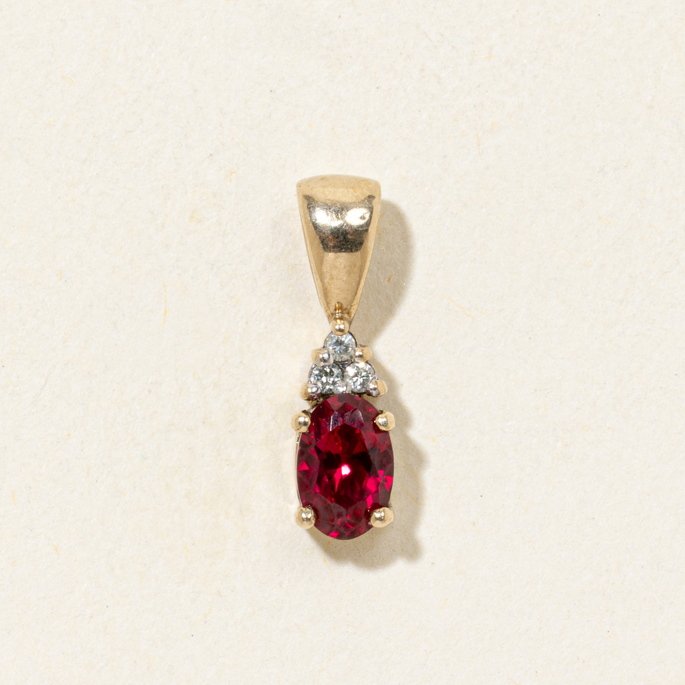 Pendentif en rubis synthétique et diamant