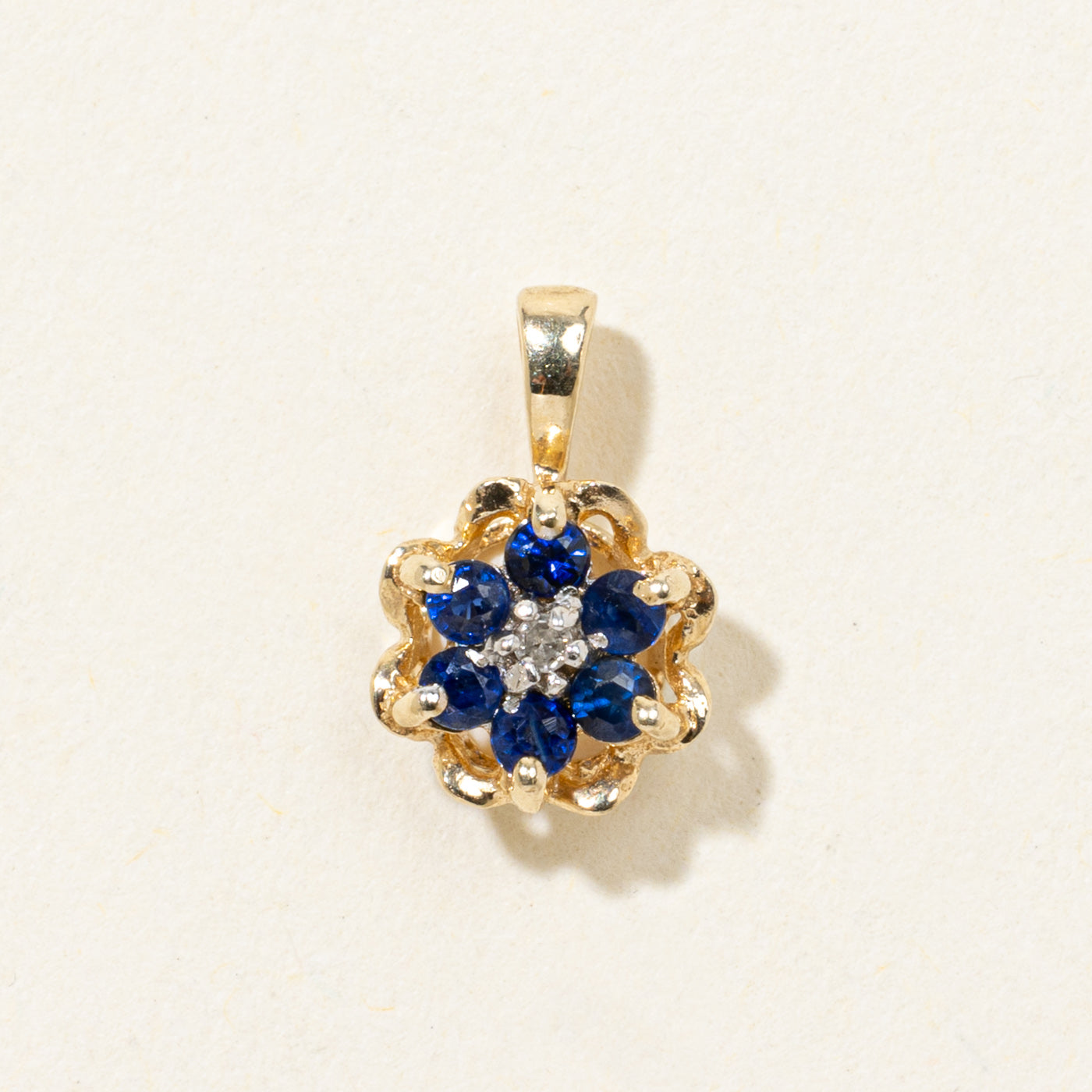 Pendentif floral festonné en saphir et diamants