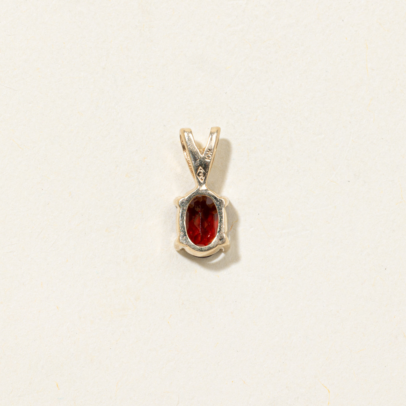 Pendentif solitaire en grenat taille ovale