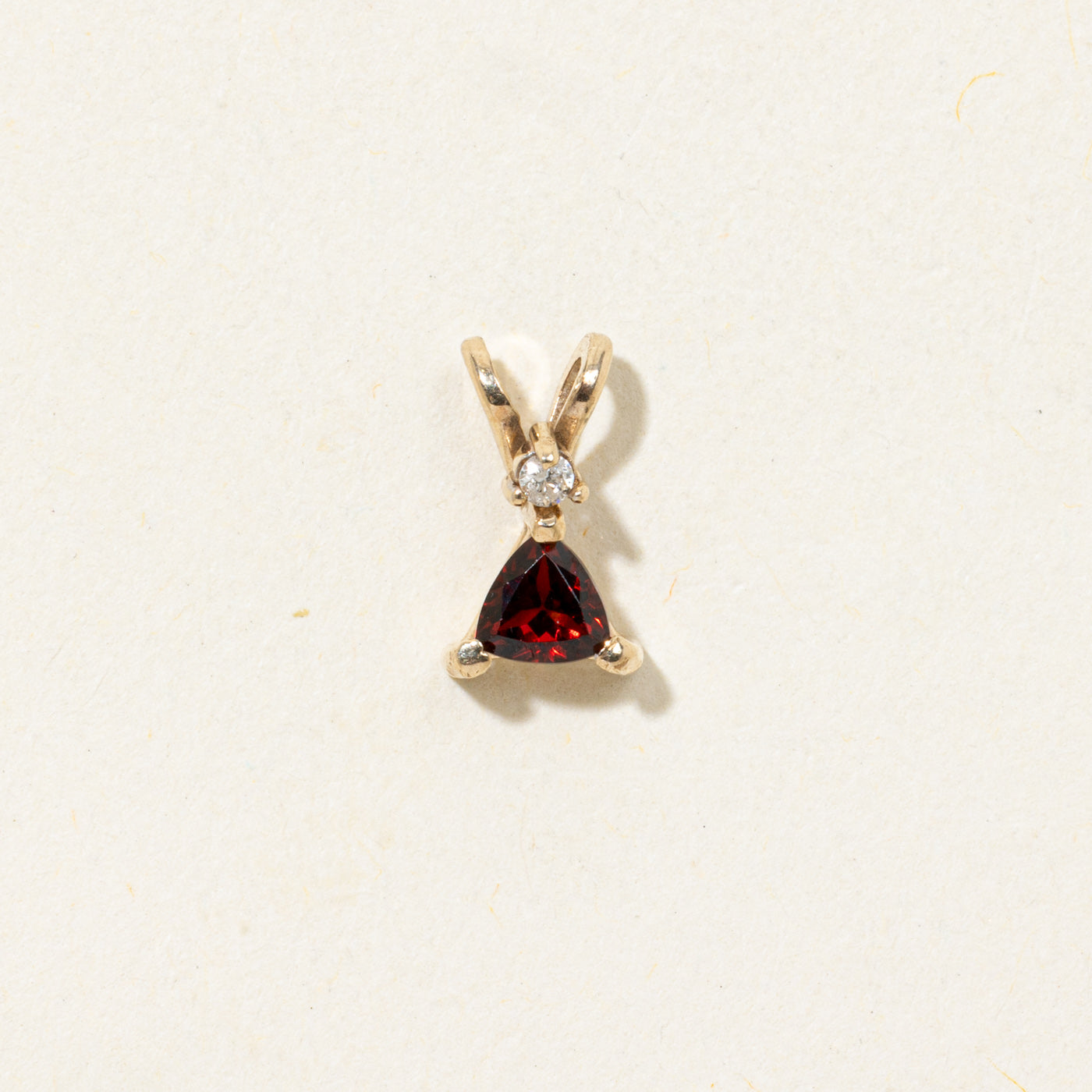 Pendentif en grenat taille trillion et diamants
