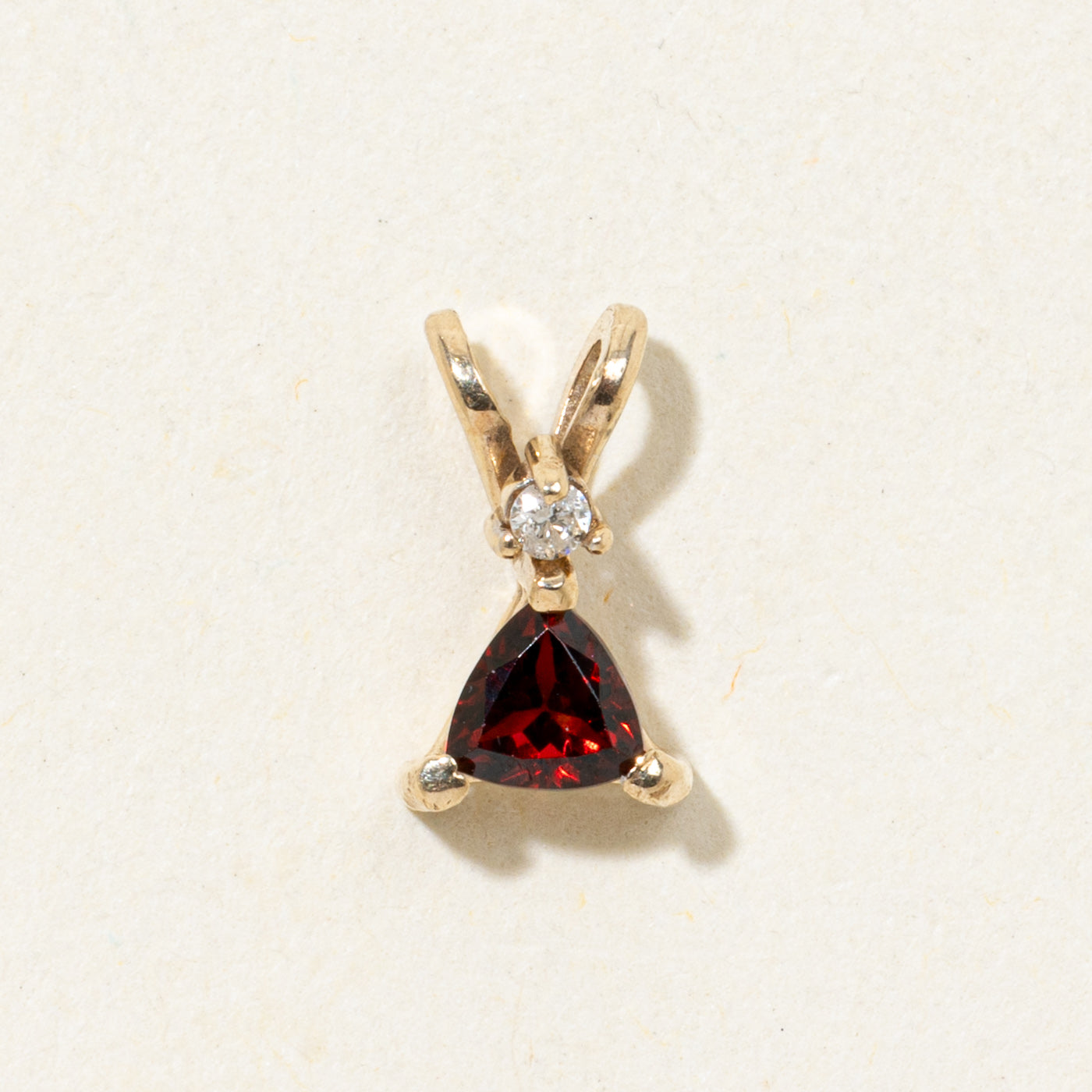 Pendentif en grenat taille trillion et diamants