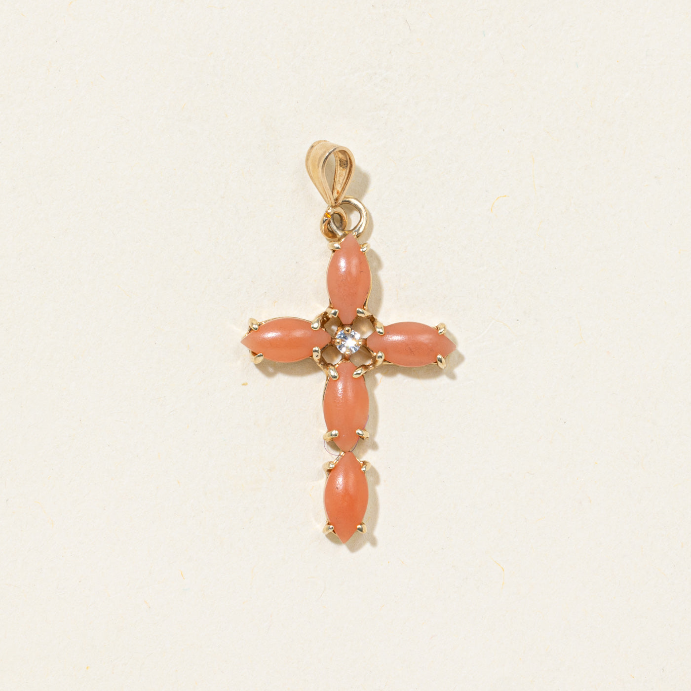 Pendentif croix en corail et diamants