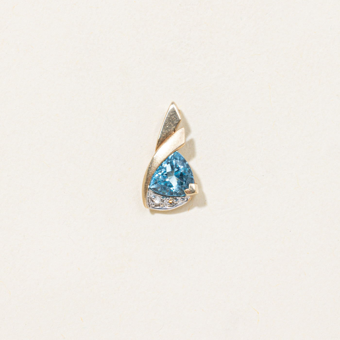 Pendentif en topaze bleue taille trillion et diamants