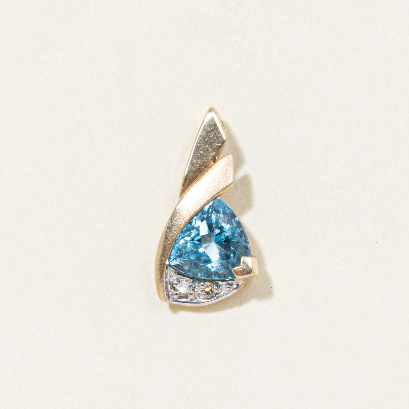 Pendentif en topaze bleue taille trillion et diamants