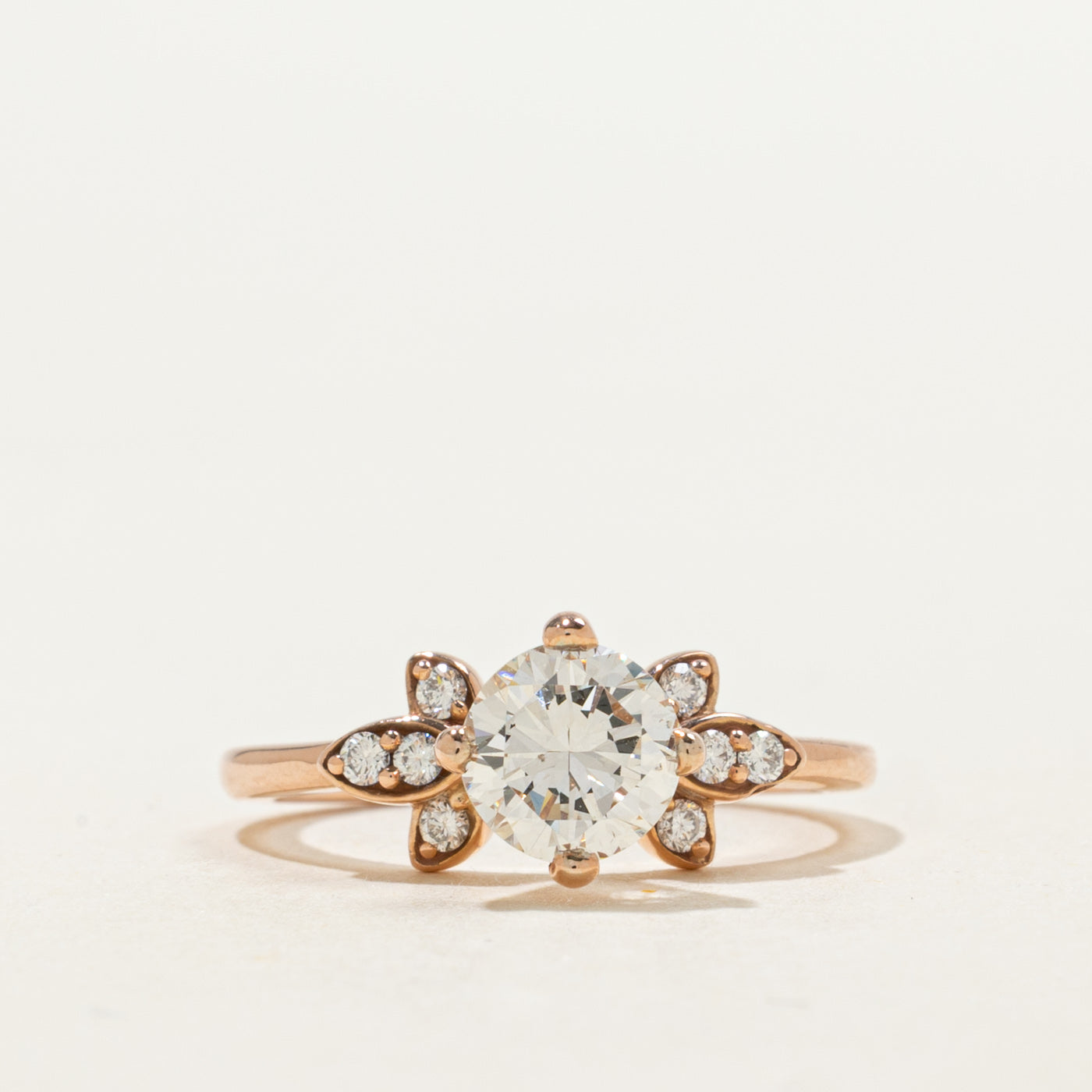 Bague en or rose 14 carats sertie de diamants en forme de feuille | 0,98 ct SI1 G/H, 0,12 ct au total | Taille 5,5