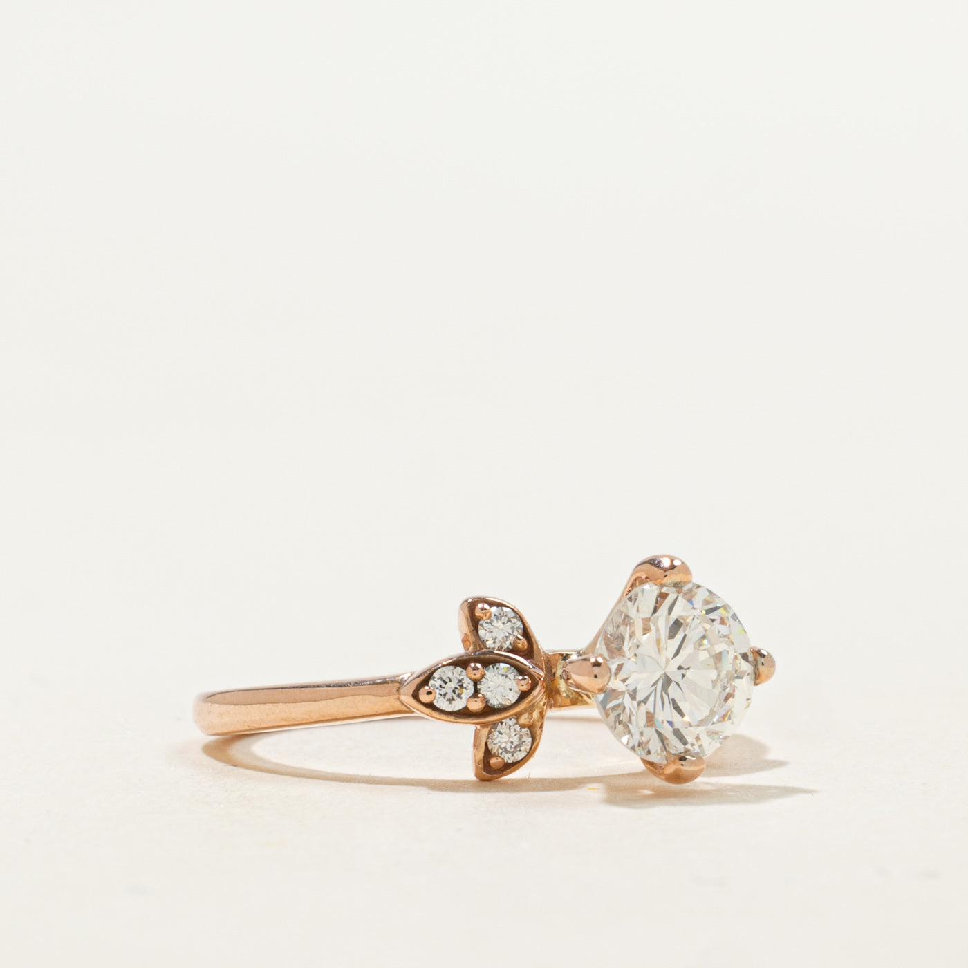 Bague en or rose 14 carats sertie de diamants en forme de feuille | 0,98 ct SI1 G/H, 0,12 ct au total | Taille 5,5