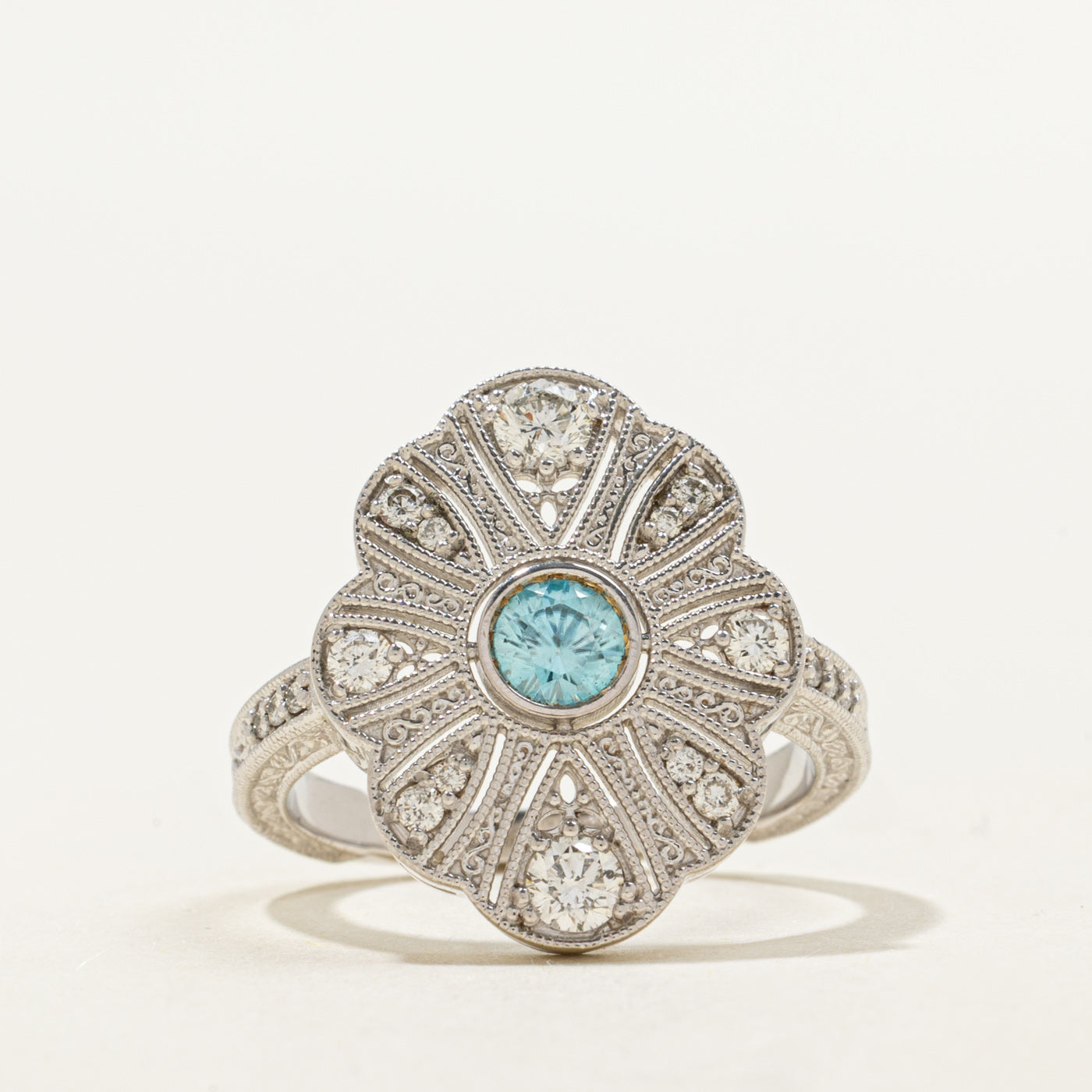 Bague Art Déco en zircon bleu et diamants | 0,38 ct, 0,45 ct au total | Taille 6,25