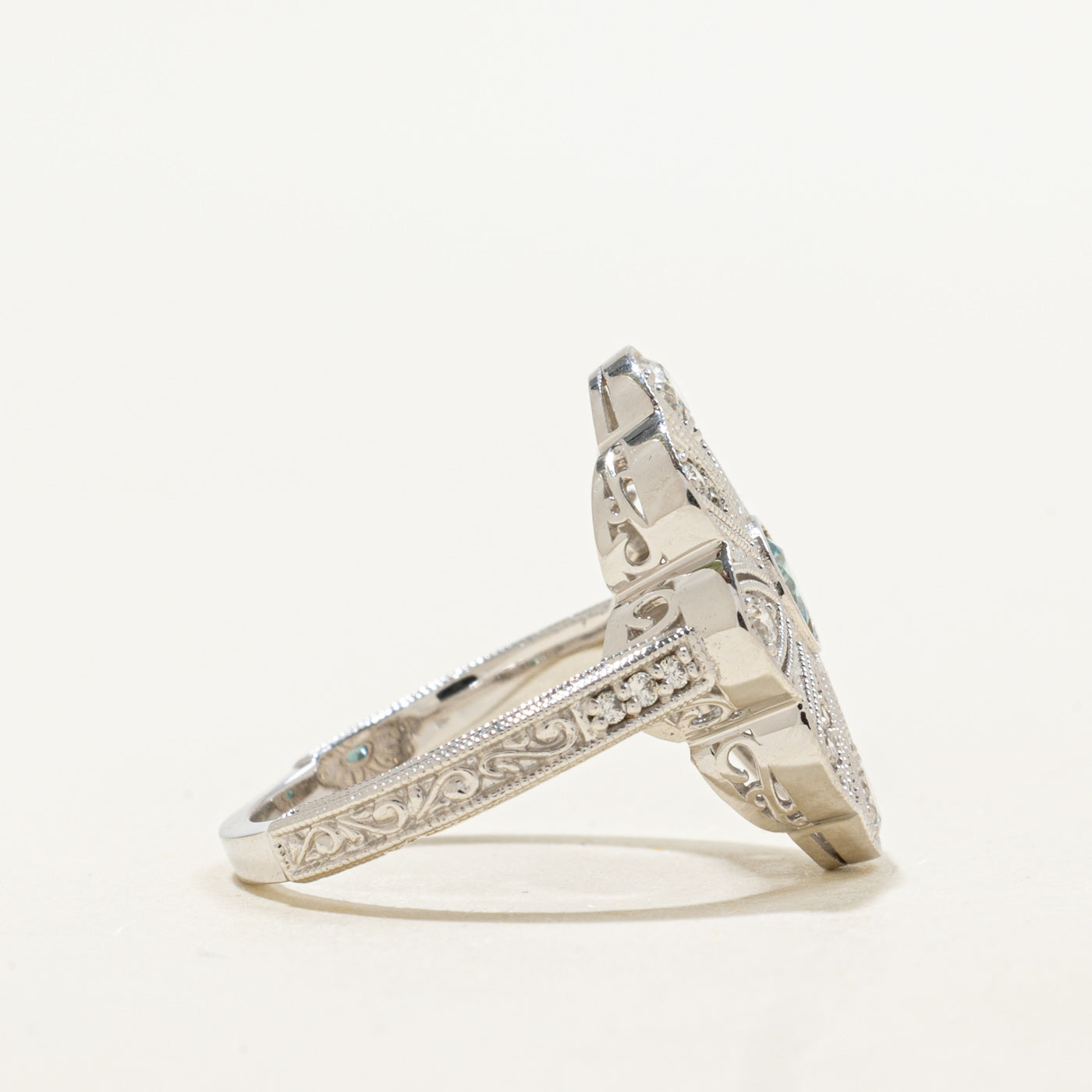 Bague Art Déco en zircon bleu et diamants | 0,38 ct, 0,45 ct au total | Taille 6,25