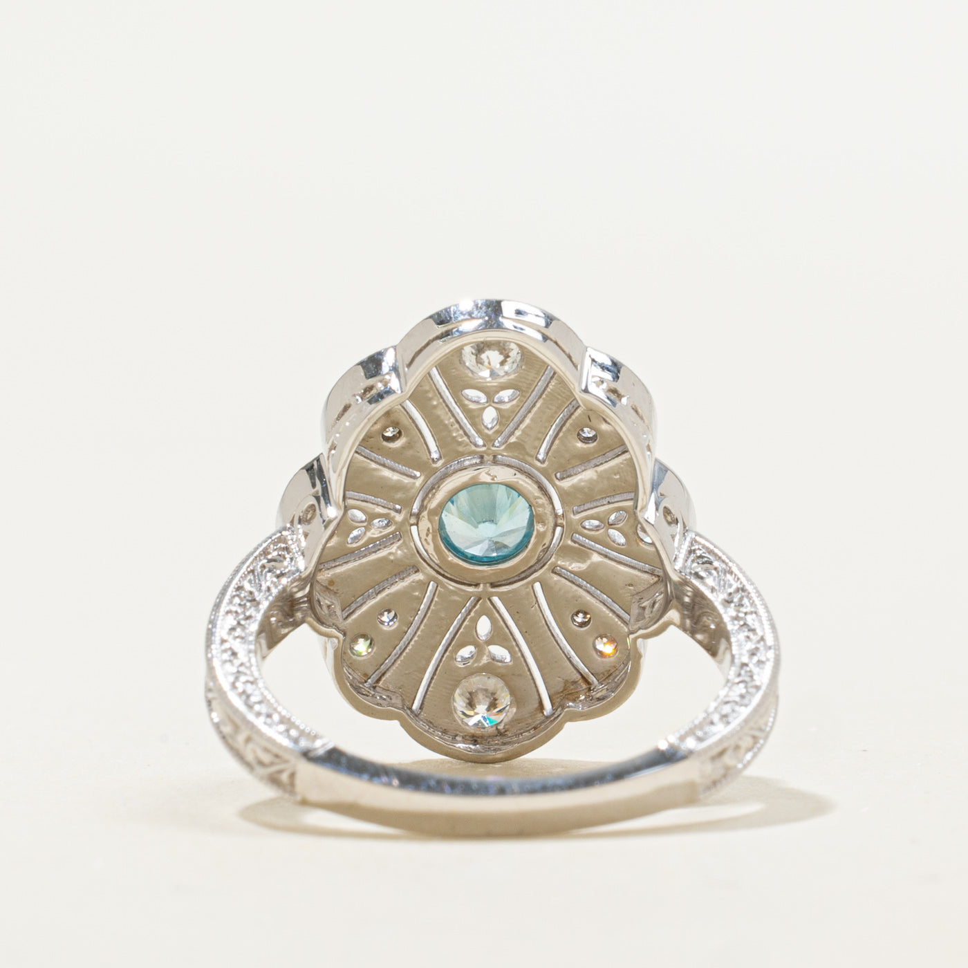 Bague Art Déco en zircon bleu et diamants | 0,38 ct, 0,45 ct au total | Taille 6,25