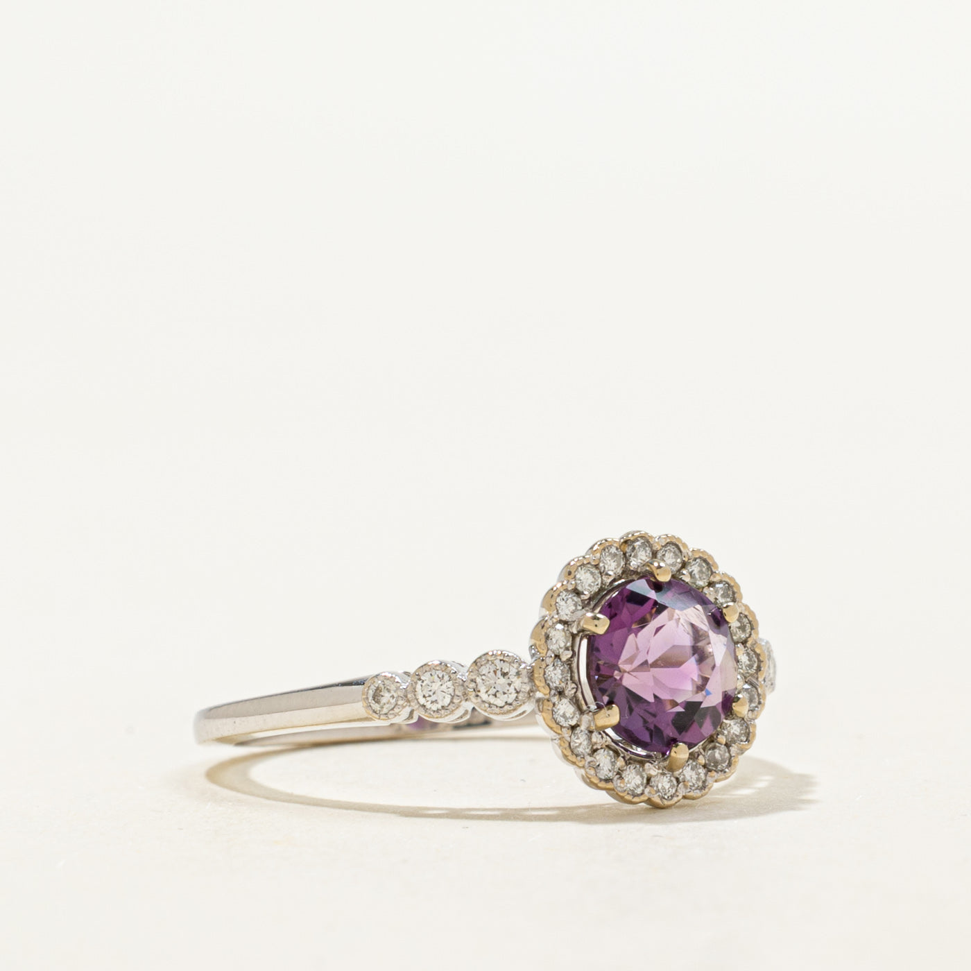 Bague halo marguerite en améthyste et diamants | 0,71 ct, 0,16 ct au total | Taille 6,25