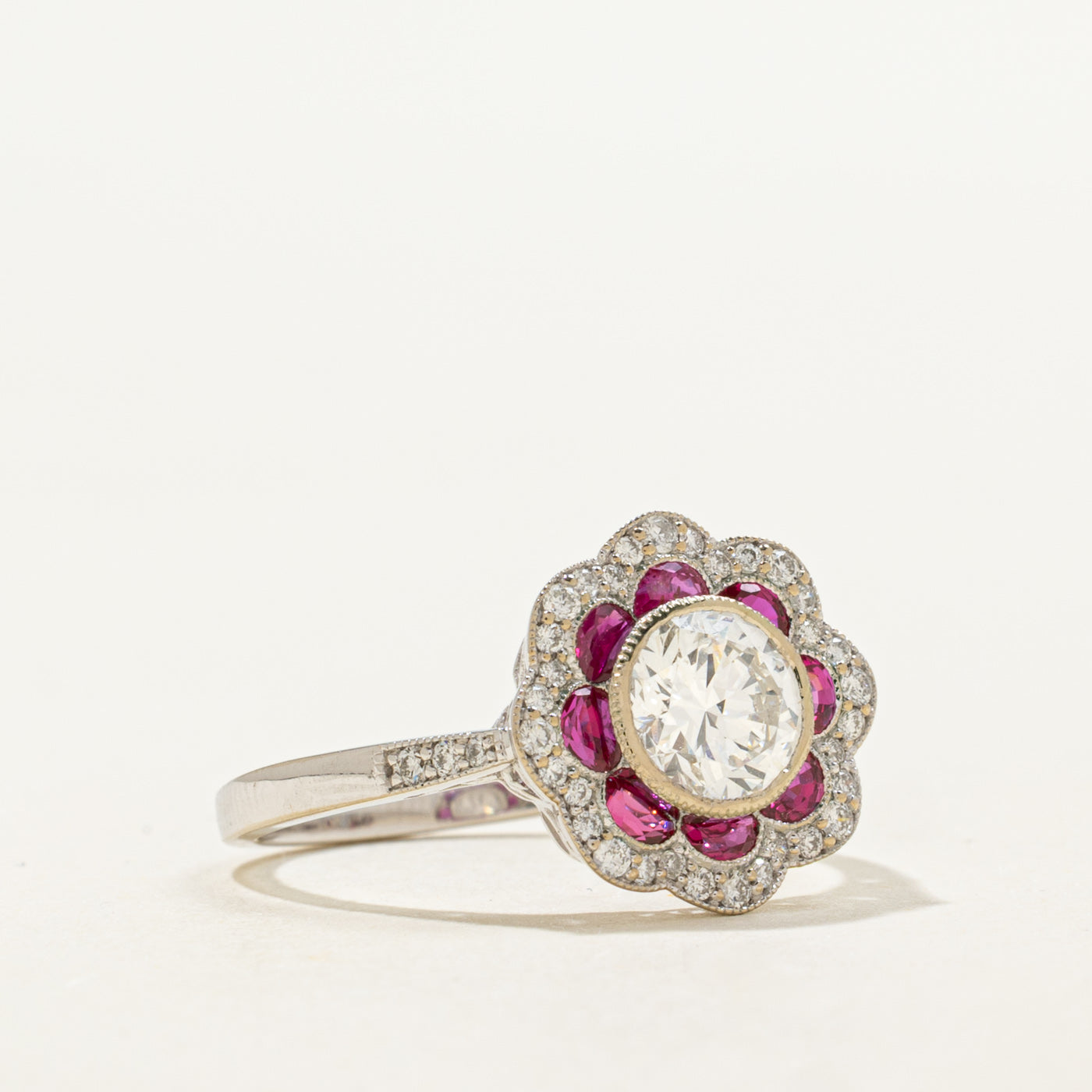 Bague florale festonnée d'inspiration Art déco, ornée de diamants et de rubis | 1,13 ct, 0,5 ct | Taille 6,5