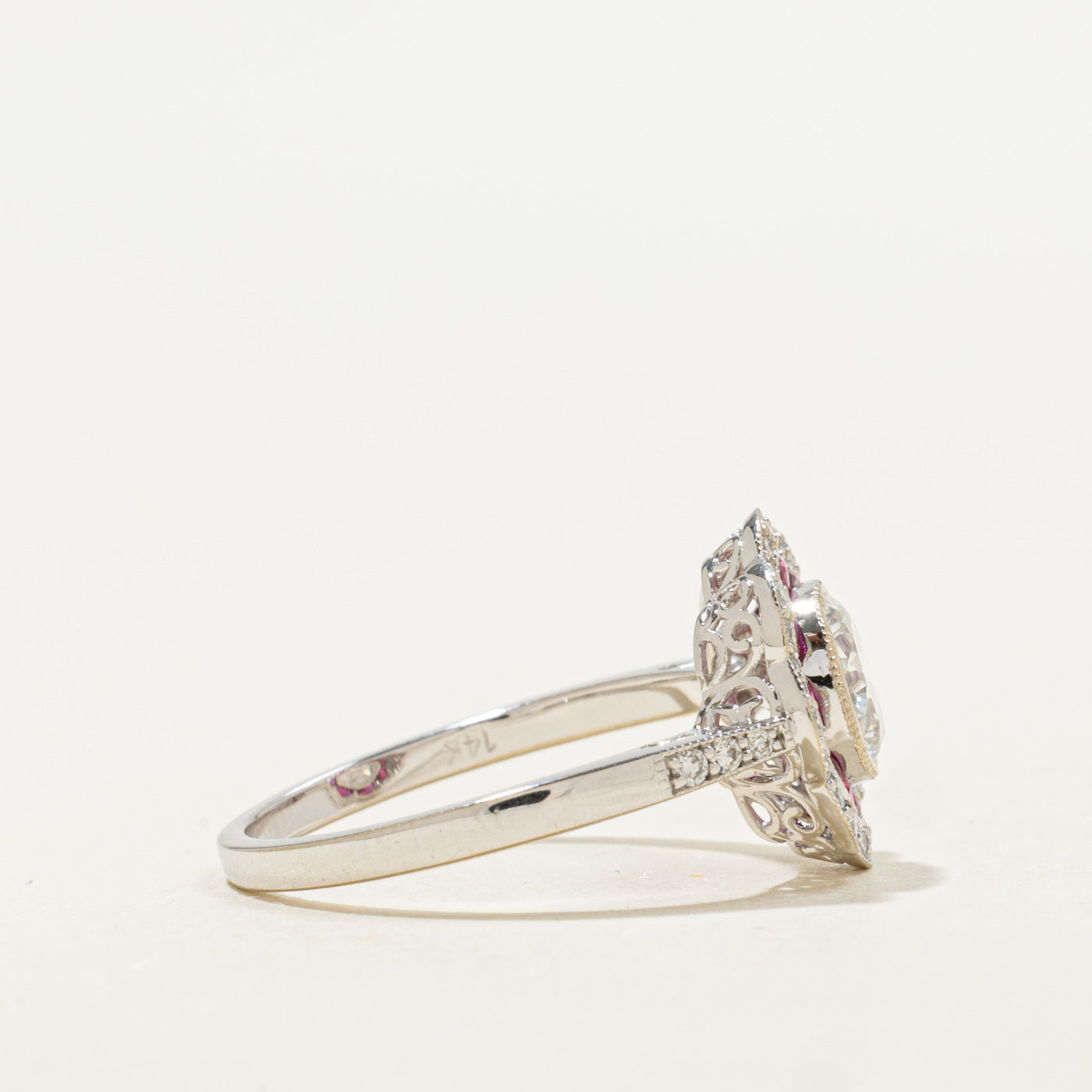 Bague florale festonnée d'inspiration Art déco, ornée de diamants et de rubis | 1,13 ct, 0,5 ct | Taille 6,5