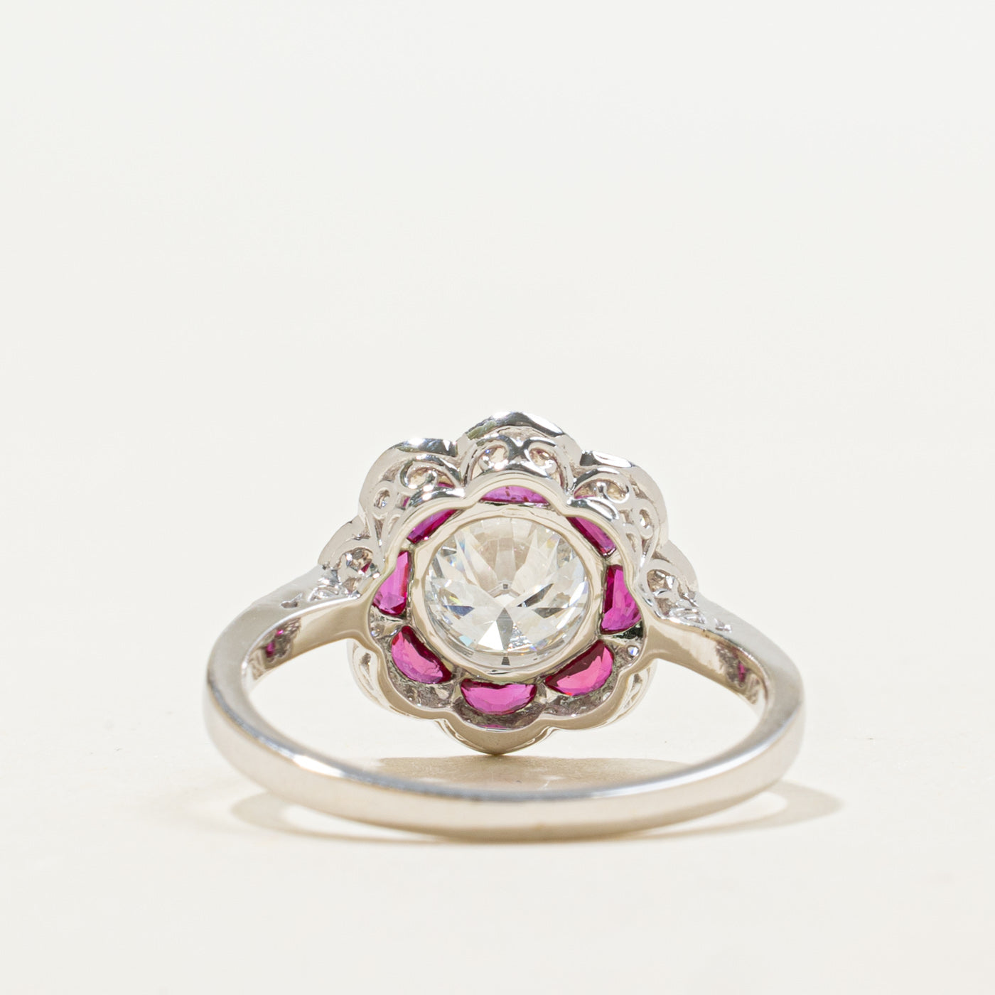 Bague florale festonnée d'inspiration Art déco, ornée de diamants et de rubis | 1,13 ct, 0,5 ct | Taille 6,5