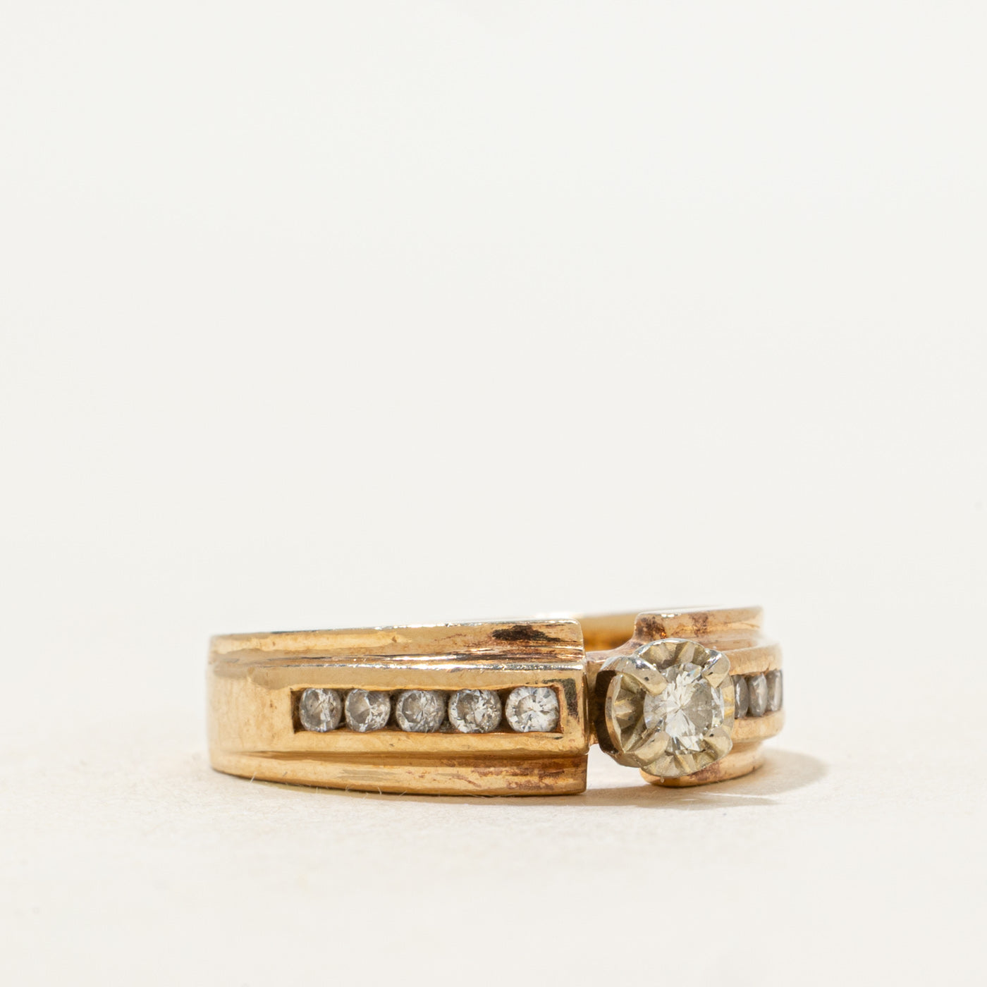 Illusion Set Diamond Accented Ring | 0.29ctw | SZ 5 |