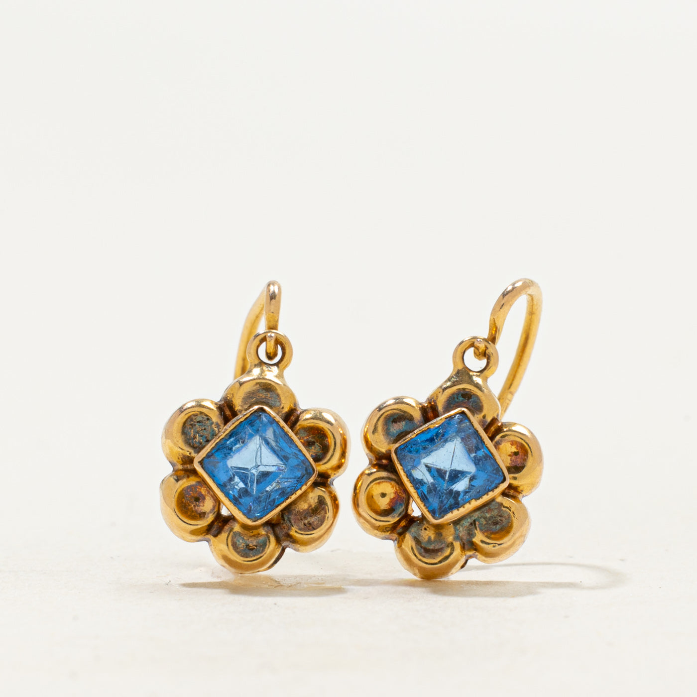 Boucles d'oreilles pendantes vintage portugaises en verre bleu 19 carats, motif fleur | 1,0 ct