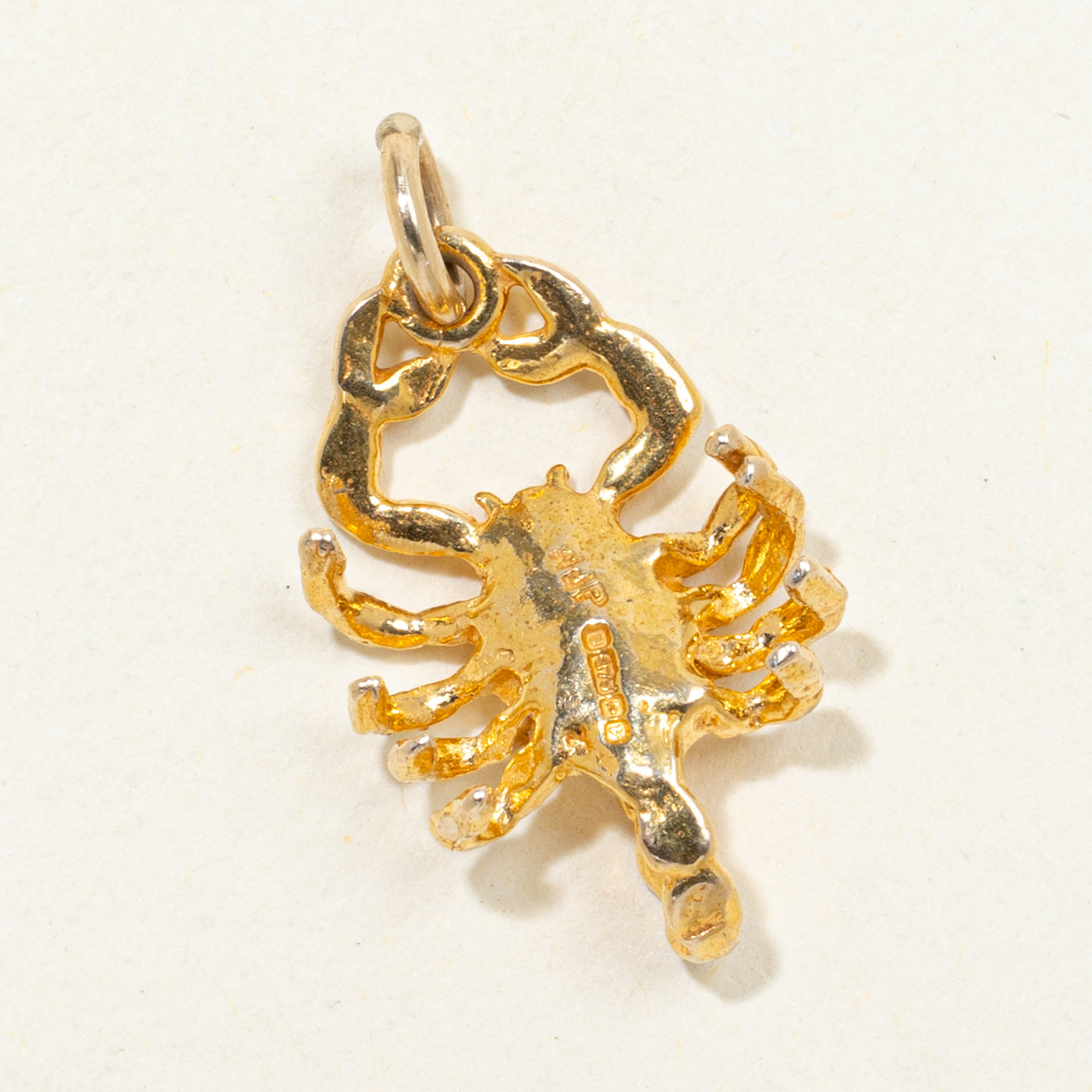 Breloque scorpion en or jaune 9 carats de Birmingham, 1970