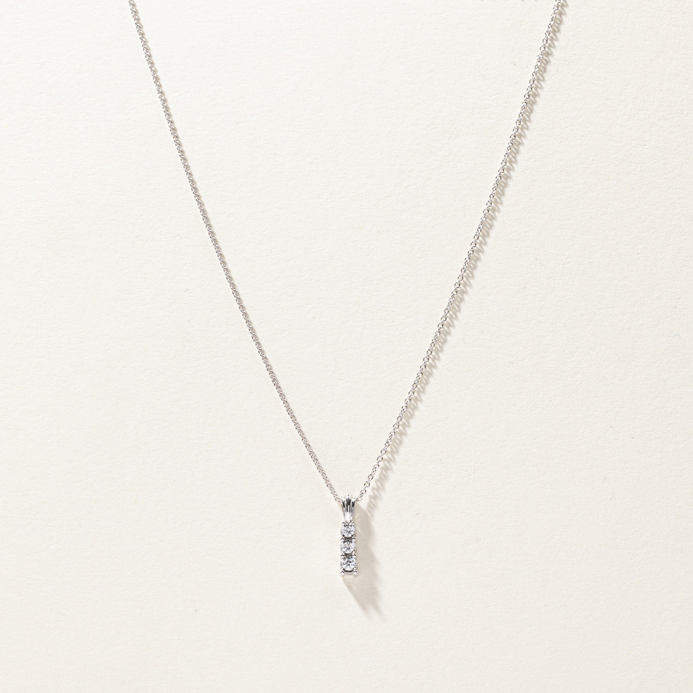 Collier pendentif trois diamants | 0,15 ct au total | 50,8 cm (20 po) | 
