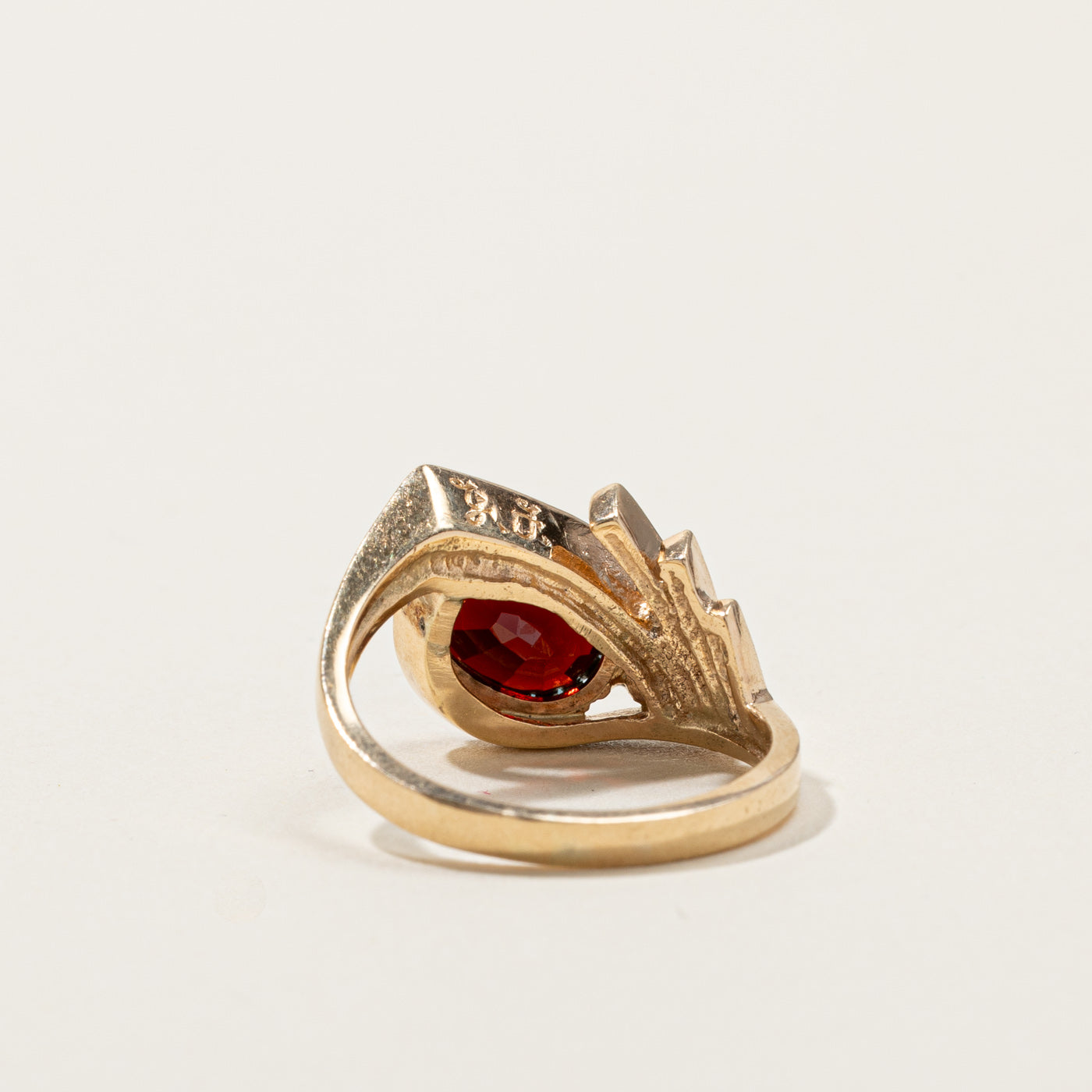 Bague en or texturé avec grenat et diamant | 2,10 ct | 0,05 ct | Taille 6 | 