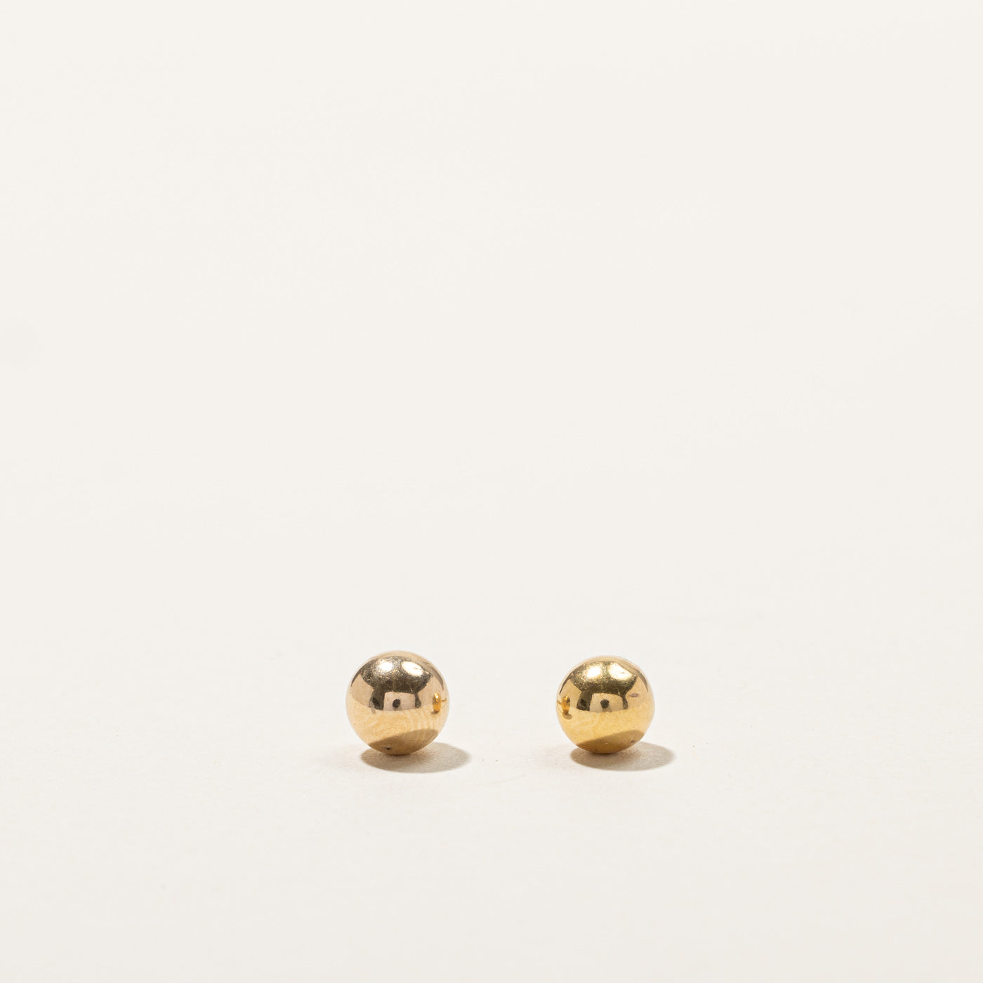 Boucles d'oreilles puces boule dorée 