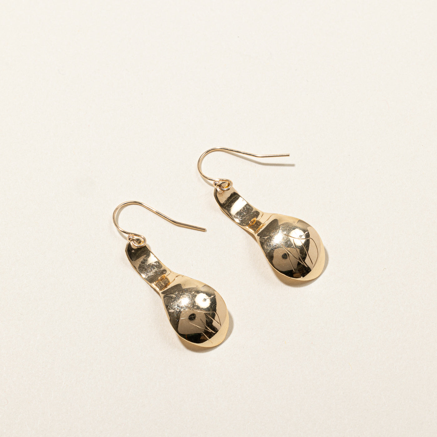 Boucles d'oreilles pendantes inspirées de l'art autochtone, motif cuillère 