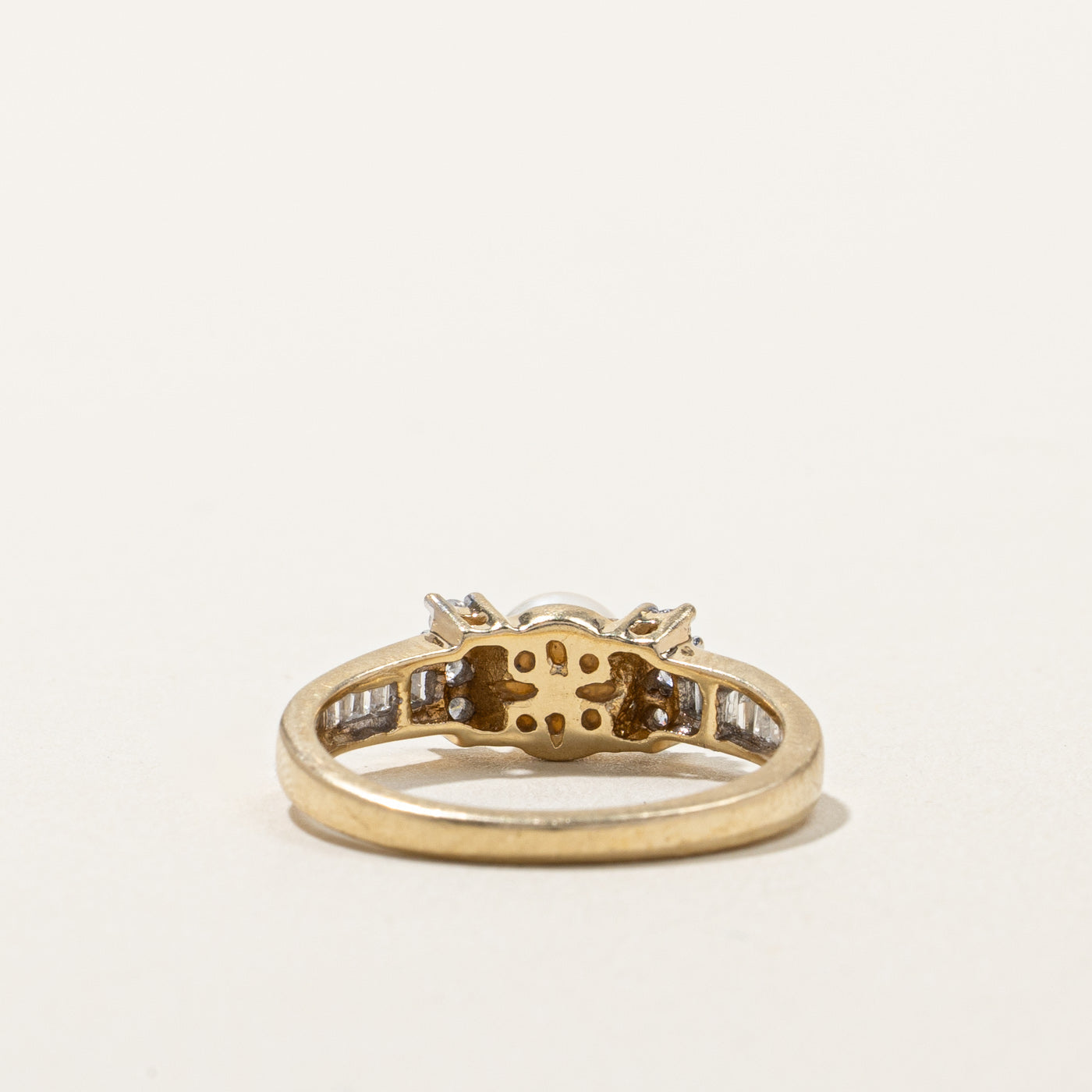 Pearl & Diamond Ring | 0.38ctw | SZ 7 |