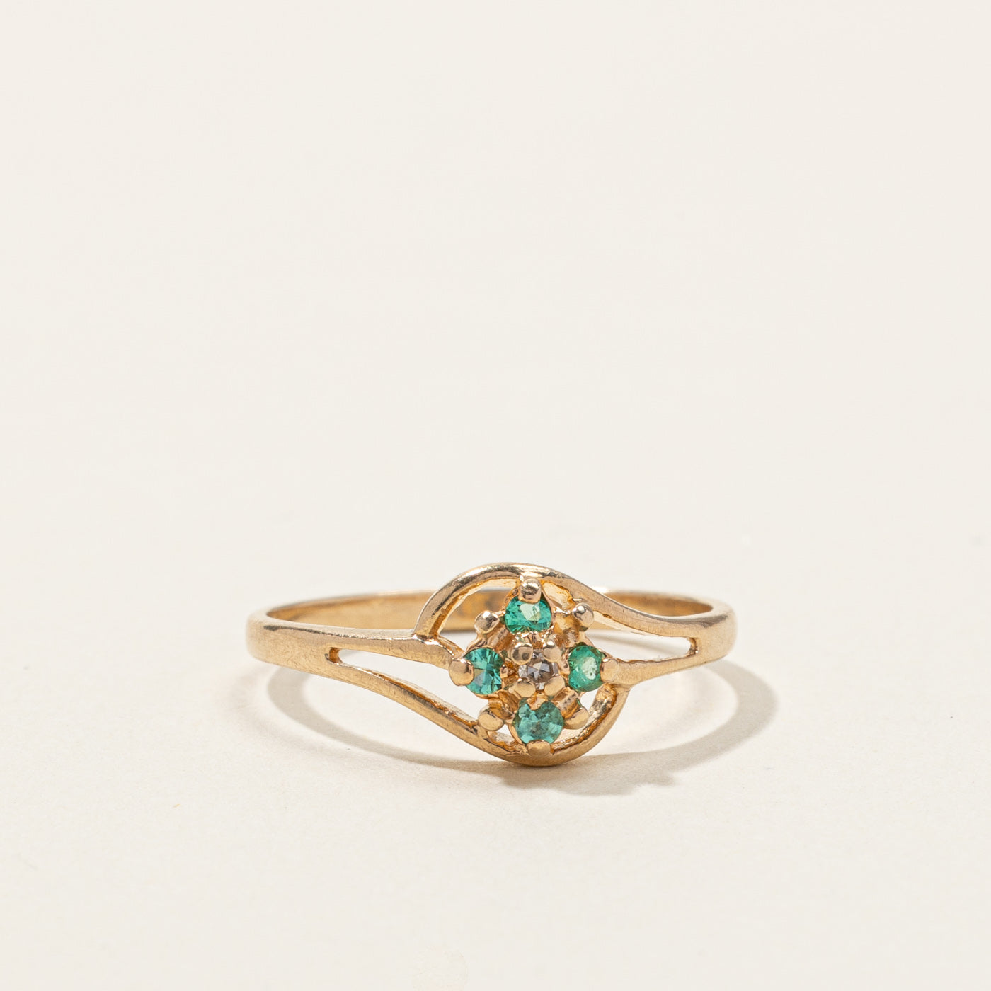 Bague sertie d'émeraudes et de diamants | 0,08 ct au total | 0,01 ct | Taille 6 | 