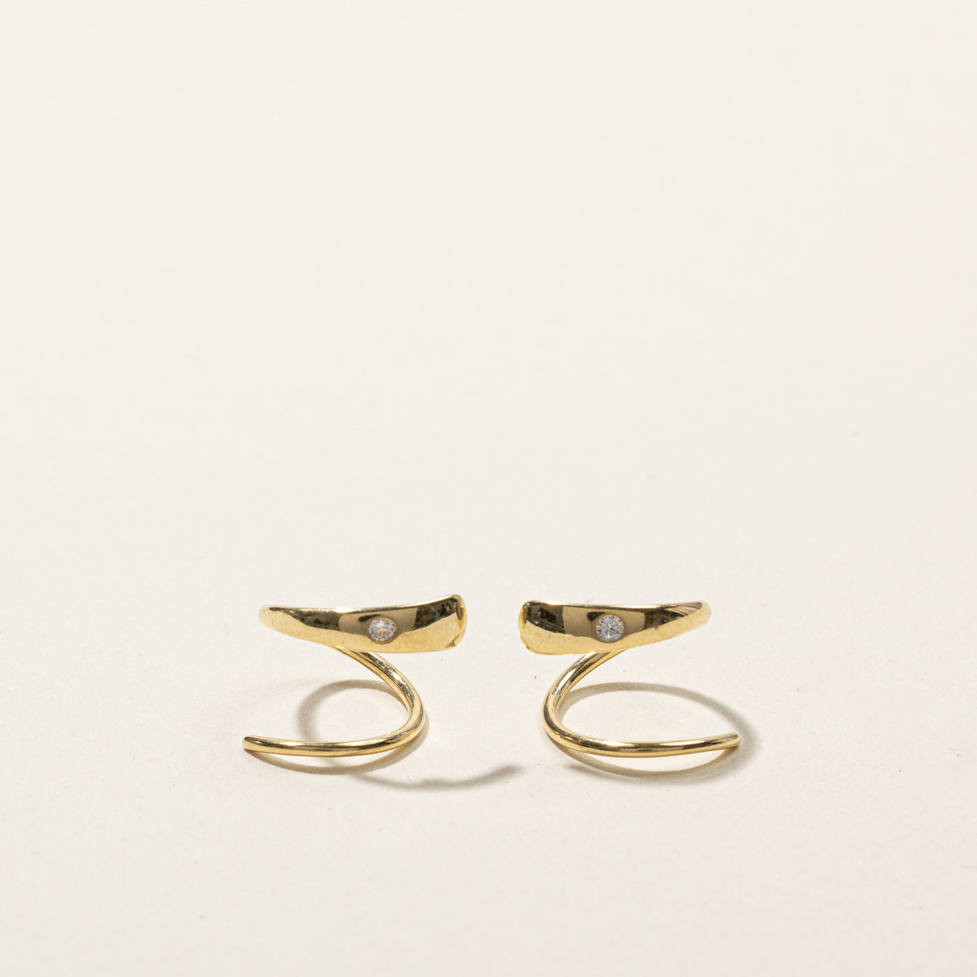 Boucles d'oreilles enveloppantes à motif tourbillon de diamants | 0,02 ct | 