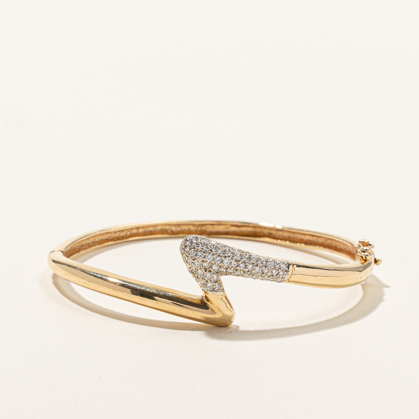 Bracelet jonc en or serti de diamants pavés | 0,50 ct | 15 cm | 