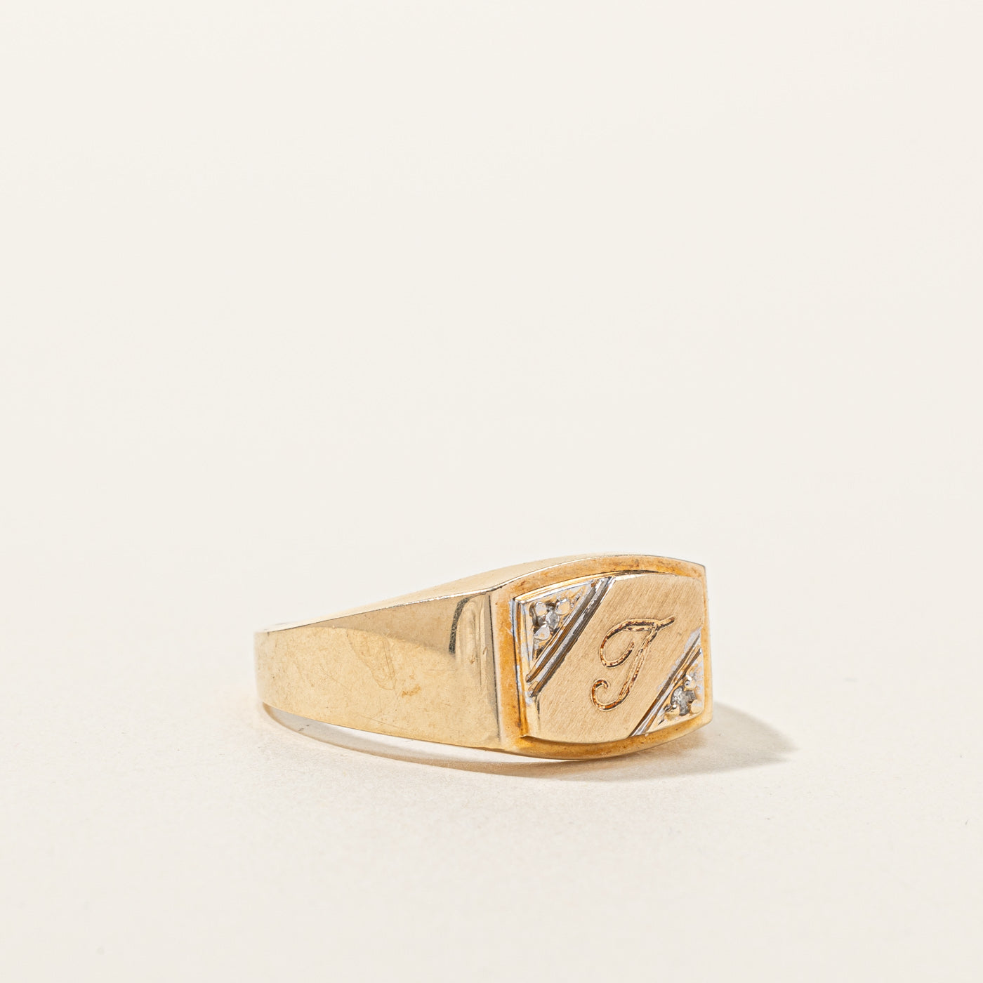 Bague chevalière en diamant en forme de « T » | 0,02 ct | Taille 9,5 | 